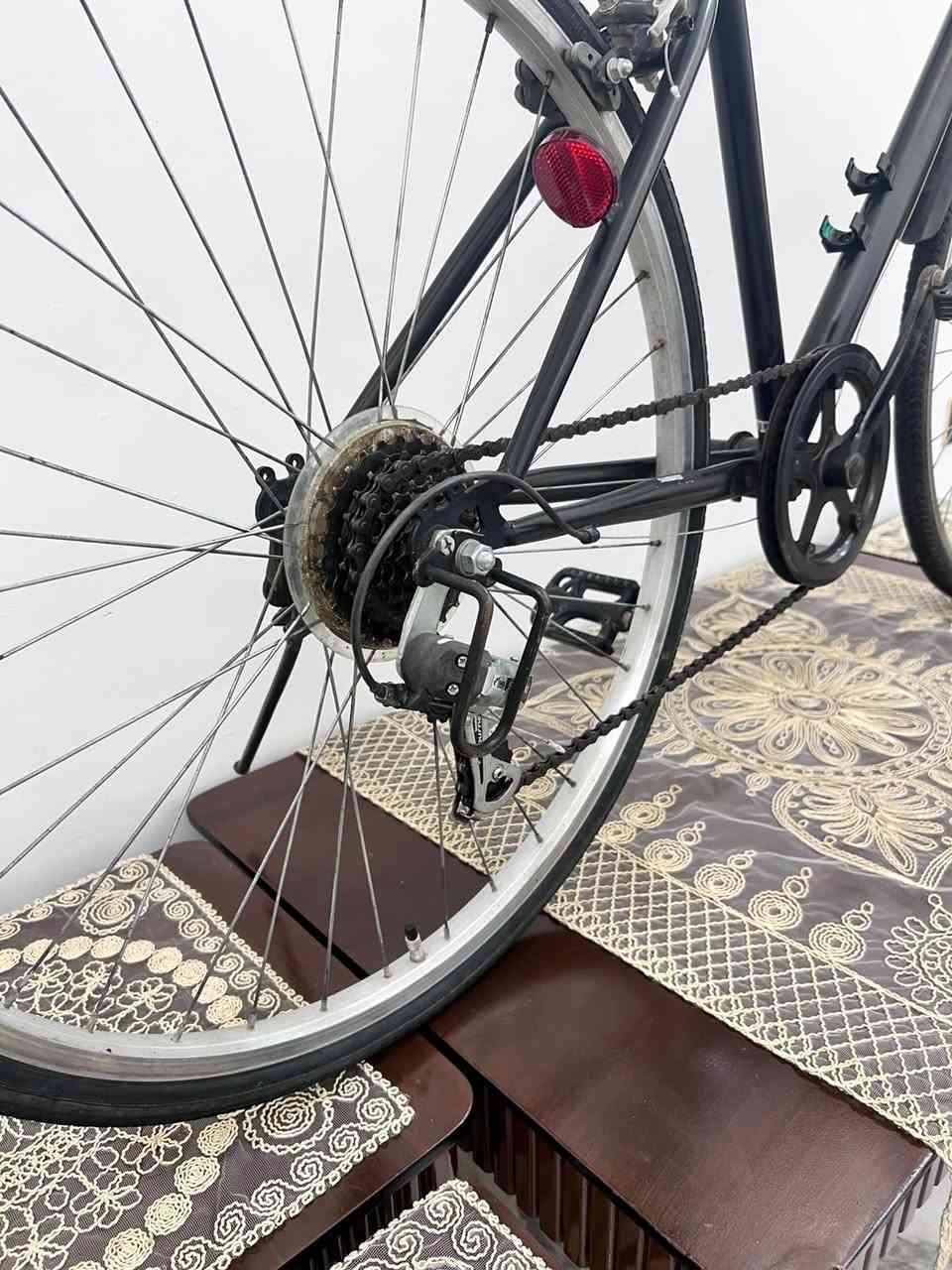 للبيع دراجة ياباني بالة هجين / هجين للمدينة (Cross Bike / Hybrid Commuter Bike).

​الماركة: ALTAGE (مكتوبة بشكل واضح على الهيكل/الشاسي). 

​ حجم القياس (Size)

​حجم العجلات (الإطارات): 700C (أو ما يعادل 28 / 27 إنش ناعم)، وهو القياس المخصص للدراجات الهجين ودراجات المدينة السريعة. 

​حجم الهيكل (Frame): المنيوم يناسب الأشخاص بطول 165 سم إلى 180 سم تقريباً.  كير وعكرب شامونا وبريكات دسكات اصلية شغالة ابلادي 
السعر 115وبي مجال بسيط مكاني بغداد تلفون ***********
