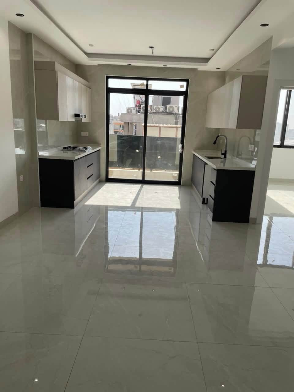🔱 شـقـه( زيرو ) للايجار في  عرصات الهندية 🔱
🔺 المساحة: 120 متر   

🔷 طابق سابع  

✨ تحتوي الشقه على :

♦️نظام دخول للشقه ذكي + مجهزه سبالت + كاونتر

♦️غرف نوم عدد 2 واحده من الغرف ماستر

♦️صاله مفتوحة على المطبخ￼

بارك للسيارات + مصاعد عدد 3 + سكيورتي 
ـــــــــــــــــــــــــــــــــــــــــــــــــــــــــــــــ

الـمـهـنـدس عــمـر الــزيــدي 

 ***********    -   ***********

نـسـتـقـبـل كـافـه العروض التجاريه والسكنية في الكراده

عنوان الشركة دار السلطان للعقار في العرصات الهنديه مجاور فندق بلوم
#شقق #ايجار #عائلي #كراده #عرصات #مودرن #زيرو #حديث #بنايات

