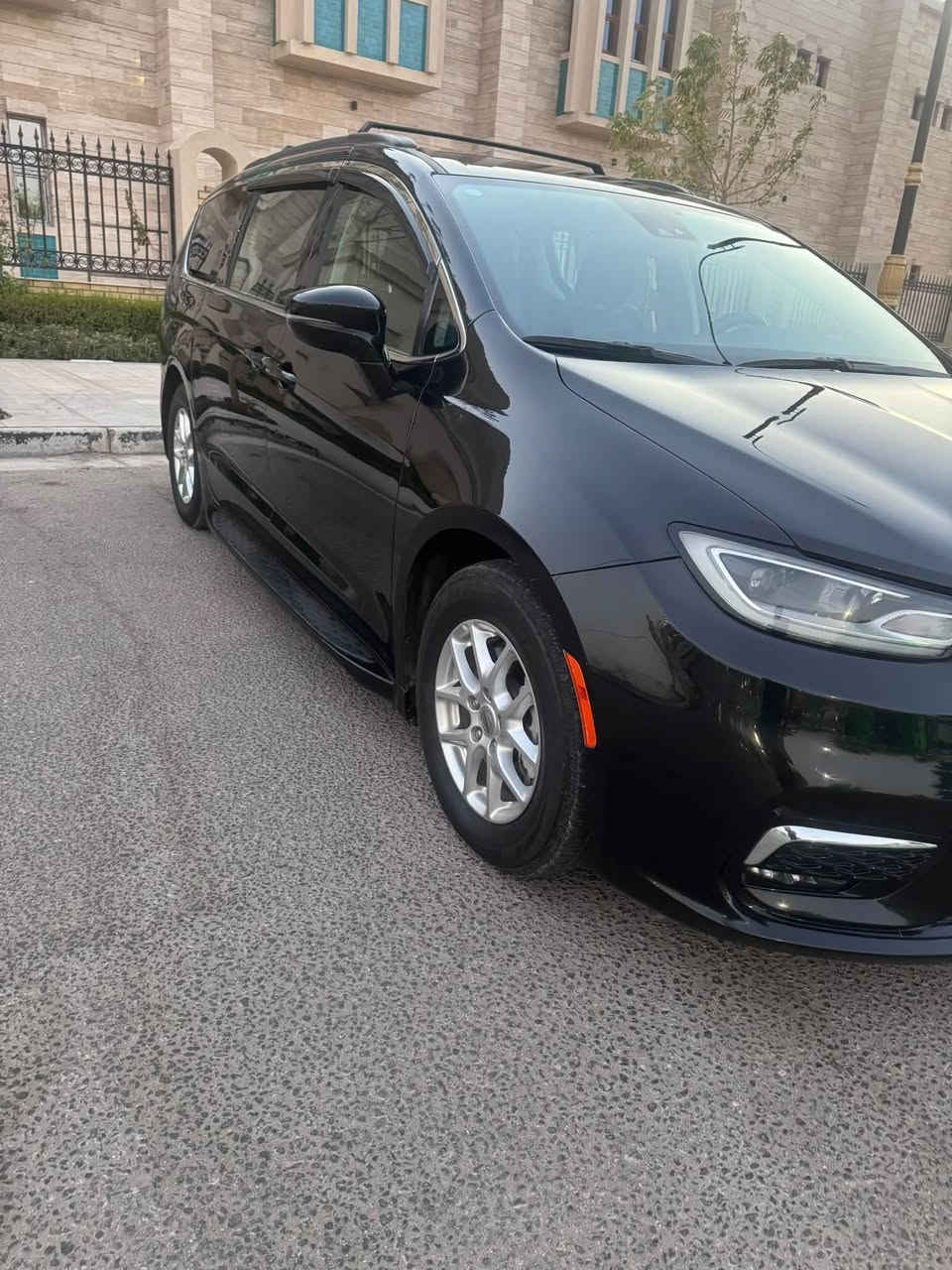 (L )كرايسلر باسفيكا تورنك
موديل 2022 

 حادث خفيف فقط بارد قليل بالچاملوغ الخلفي

رقم أربيل 

  محرك 6 سلندر 3600

ماشية 66 مايل
رادار امامي 

أوتو استوب
حساسات خلفية  

 حساسات الاجتياز الجانبية  

 بصمة باب وبصمة تشغيل وتشغيل عن بعد 

كشن ذاكرة (خزن ميموري) لكرسي السائق

طقم ويل حجم 17 مع طقم تاير بحالة ممتازة 

 كاميرا خلفية دوارة مع الستيرن 

 باب جنطة كهربائي شفط 

 ابواب جانبية كهربائية مع بردات اصلية 

 غرفة السيارة جلد اسود اصل 

تحكم كهربائي متكامل لمقاعد المقدمة 

شاشة دشبول كبيرة لمجموعة من الايعازات 

3 قطع تبريدوبعد بيها مواصفات

 اتصال + واتس اب :  ***********

العنوان: كربلاء 

السعر 225 وبيه مجال
