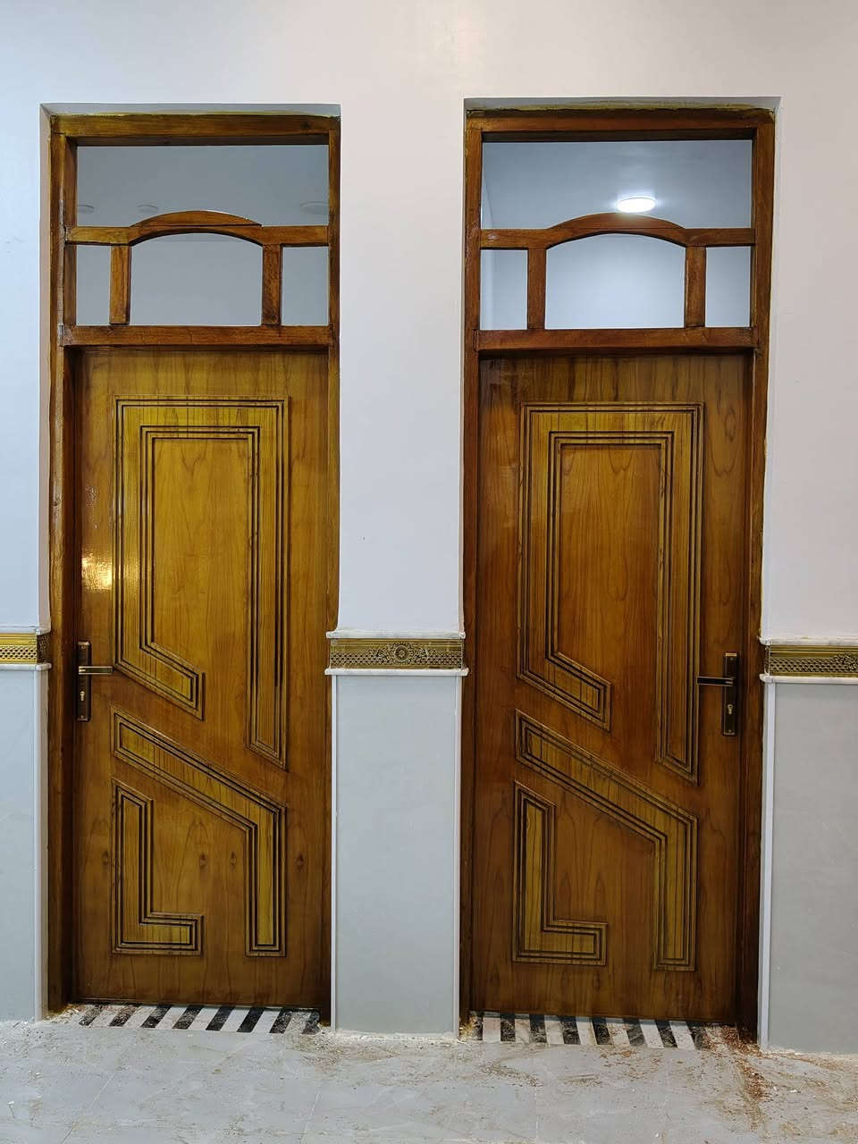 يعلن معمل ومعرض بركات الامام           علي عليه السلام باداره (ابو كيان)  
سعر الطلاقة♦️ 160♦️ فقط...مده.عشرة ايام.فقط
             🪚شامل النقل والشد🪚

🚪🚪> 😍 عروض الشتاء بدت 🔥🚪🚪
أبواب داخلية بأجمل تصاميم وأسعار ترضي الكل 💪
شغلنا يحچي عن نفسه، والباب يكمّل جمالية البيت 😉
 💥
تعال شوف بنفسك أو احجز تواصلك 📞 ***********
العنوان حي الغدير مقابيل حي الصحفين مجاور كوفي الصفصاف

نص مكتوب في الصور:
- ٢:٣١ بيبان الصاج ٧٠ صورة