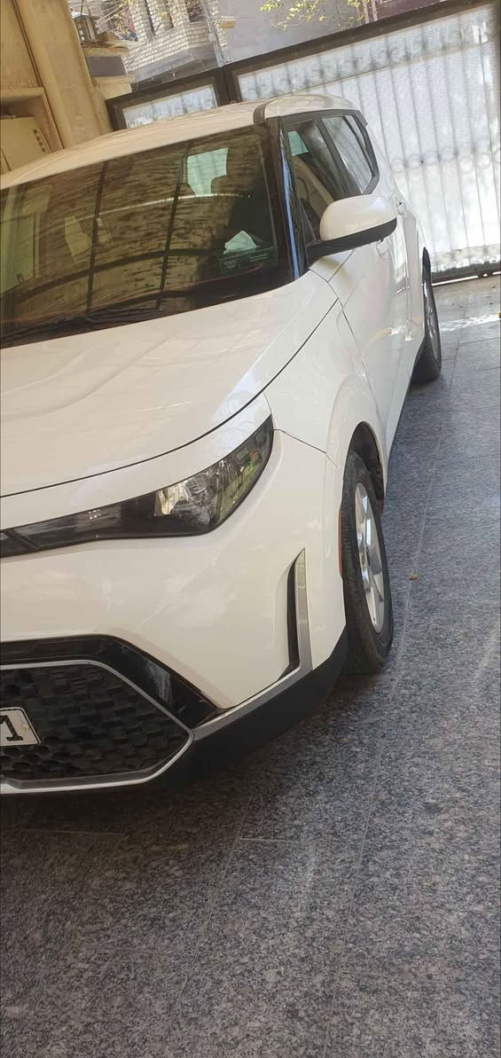 كيا صول ٢٠٢٣  
فئة LX 
لون ابيض 
محرك دوش ٢٠٠٠
ماشية حاليا تقريبا٣٤ الف كيلو متر  مو ميل
تعديل وصبغ البنيد  وتعديل الجاملغات الأمامية عل البارد وتبديل الدعامية الامامية بوحدة بلادية
بيه طخةخفيفة بالدعامية الخلفية 
موقع بغداد الكرادة
الموبايل *********** بغداد, العراق
