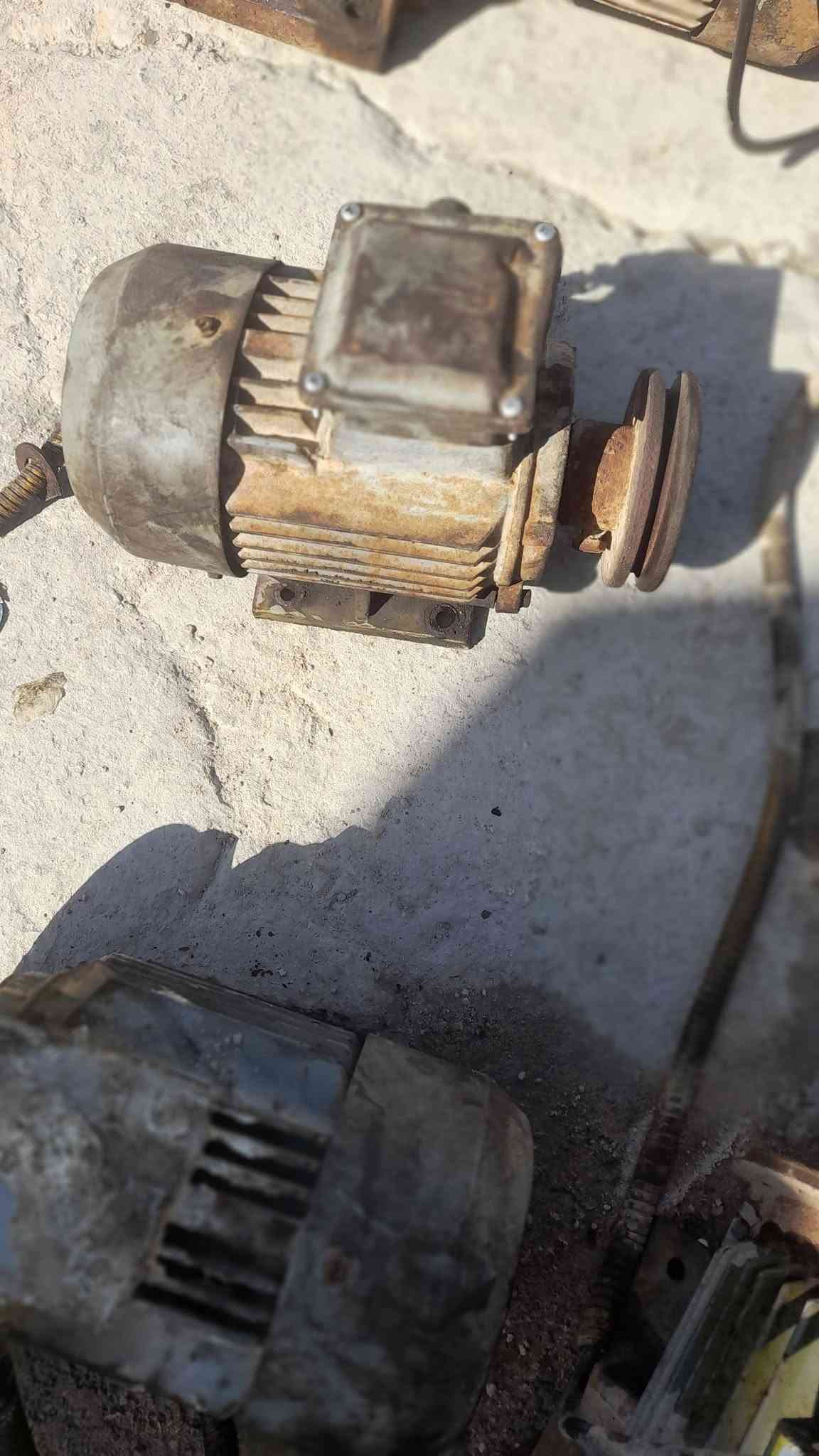 سلام عليكم مواطير مال مكينة بلوك ضغط للبيع 
الاستفسار***********
