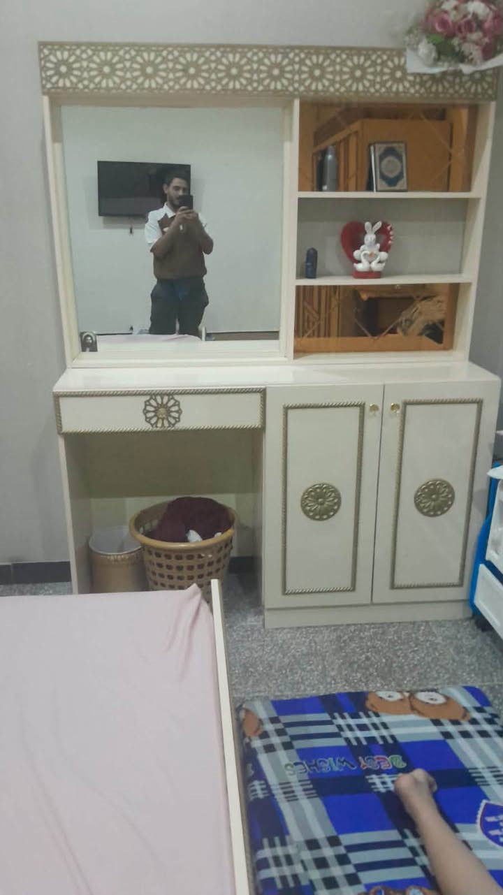 غرفة نوم شغل عراقي تصميم تركي شغل بلوك NDF ٦ملم
تخبل تصوير حيل ضالمهة ضرارهة فقط مراية 

لي بلكنتور مكسورة 

عارضهة ب350قفل بدون حراج

مكان بغداد سبع قصور

للتواصل واتساب

***********
