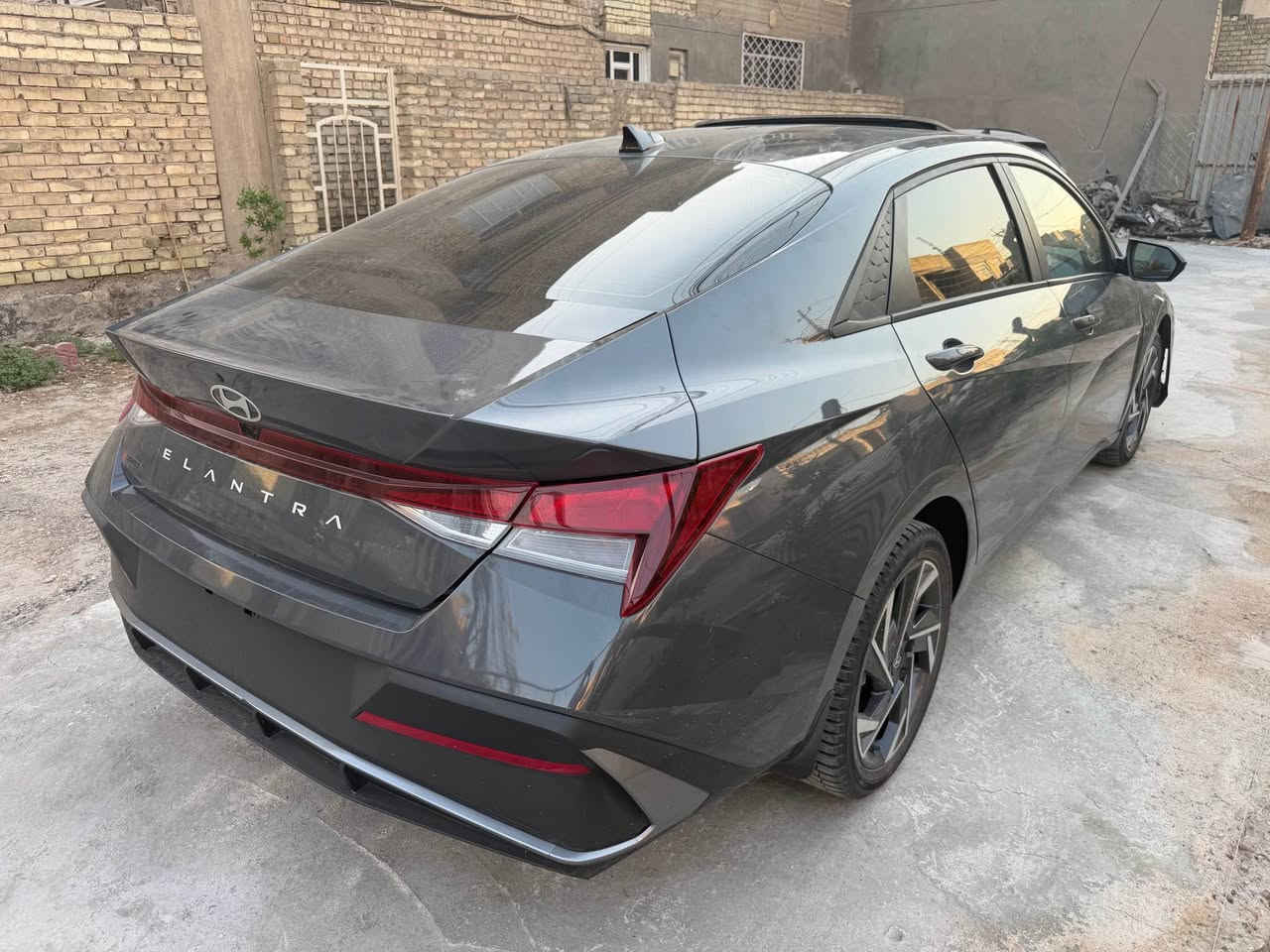 النترا 2024 اللون اسمنتي  دخول جديد محرك 2000 دوش فول مواصفات منفيست بأسمي ماشيه 9 الاف فقط حادثها موضح بالصور مواصفاتها ( فتحه _ بصمه _ تشغيل عن بعد _ شاشه ديجتال _ كاميرا خلفيه دواره _ رادارات امامي وخلفي وجانبي _ تبريد منفصل مناخين _ فول تحكمات بالستيرن _ درايڤ مود _ وباقي المواصفات المعروفه ) 
((( للبيع فقط اعتذر عن المرواس بيع فقط بدون مراوس على هذا الوضع بدون لوحات ))) 
السعر : 126$ وبيها مجال 
العنوان : بغداد 
*********** بغداد, العراق
