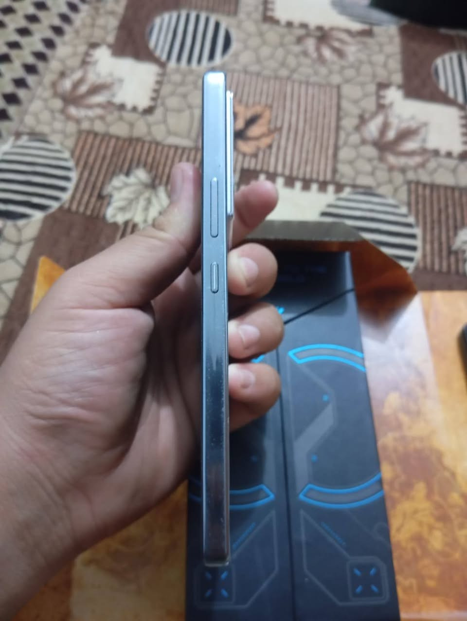 السلام عليكم للبيع gt20Pro 
ذاكره256رام12+12 معالج دايمنستي8200
كامره 108ميكا بكسل شاشه144هرتز ببجي120فريم ثابت نضافة الجهاز مثل ماموضح مكان الخمسه كيلو قرب القسم البلدي السادس سعر300وبي مجال رقم الهاتف ***********

