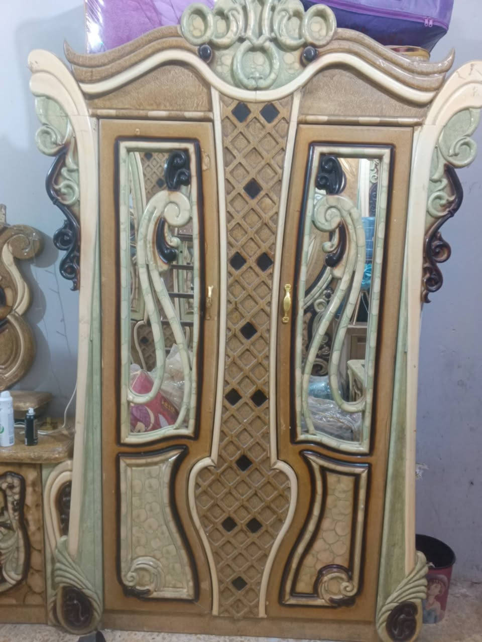السلام عليكم غرفه خشاب نضيفه كامله للبيع مكان ناصريه تضحيه متواجد واتساب ***********
