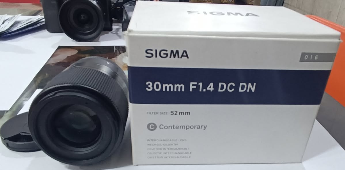 بكج Sony a6000 شبه جديد (شتر 3450) + عدستين Sigma وملحقات
كاميرا وعدسات بحالة الوكالة (نظافة 100%)، استخدام خفيف جداً وجاهزة للتصوير الفوري.
المحتويات:
بودي Sony a6000 (عداد الشتر 3450 صورة فقط - مرفق الفحص).
عدسة البورتريه Sigma 30mm f/1.4 (مع الكارتون الأصلي، الهود، والأغطية).
عدسة الوايد أنجل Sigma 19mm f/2.8.
ملحقات كاملة: جنطة، بطارية، شاحن، 16 GB رام SD، حزام، و9 مسحات تنظيف سنسر.
أسعار البيع (نقداً فقط - بدون مراوس):
البكج كامل (الكاميرا + العدستين + الملحقات): 1,000,000 دينار.
الكيت الأساسي (الكاميرا + عدسة 19mm + الملحقات): 590,000 دينار.
عدسة Sigma 30mm f/1.4 فقط: 420,000 دينار.
الاستلام والتوصيل: فقط داخل بغداد فحص واستلام باليد، أو توصيل عبر تطبيق (بلي) بعد تحويل المبلغ Qi card.
سبب البيع: لعدم التفرغ.
للتواصل: (رسائل أو واتساب *********** ).
