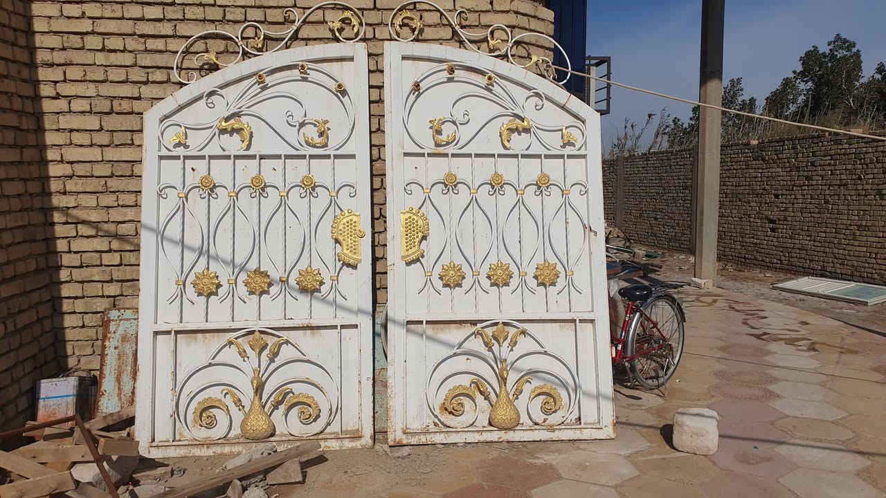 السلام عليكم باب ثقيل ونضيف بدون جرجوبه طول ٢٣٠ عرض ٢٥٠ السعر ٢٢٥ الف
