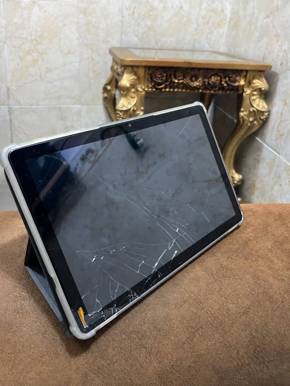 السلام عليكم
ايباد G10 للبيع بس
شاشته مكسوره واضحه بالتصوير
ملحقاته كلها وياه وبي كيبورد وماوس
سعره ..{125}
المكان بابل المسيب 
هذا رقمي وبي واتساب ***********
