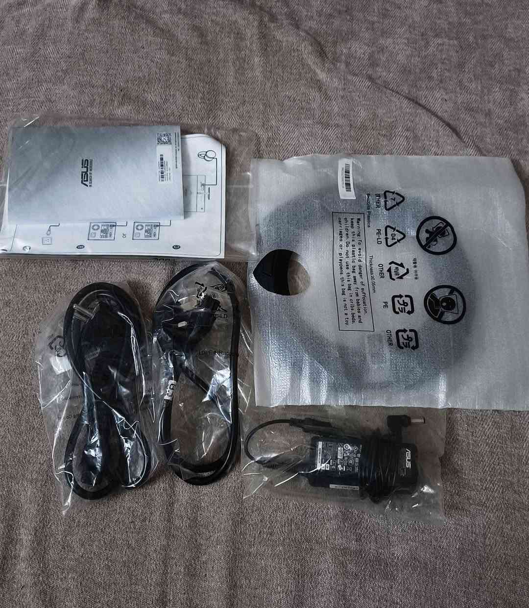 شاشة كيمنك شبه جديدة غير مستعملة 
ASUS TUF GAMING VG279Q1R

حجم الشاشة :27 بوصة 
                                                              IPS   1080*1920

معدل التحديث fps : 144hz
سرعة الاستجابة :1ms 

تقنية المزامنة: تدعم AMD FreeSync Premium لمنع تقطيع الصور ودمج الإطارات بسلاسة.

تقنيات حصرية للألعاب:

​Extreme Low Motion Blur (ELMB): لتقليل التشويش وضبابية الحركة.

​Shadow Boost: لتحسين إظهار التفاصيل في الأماكن المظلمة داخل الألعاب.

​GameFast Input & GamePlus: لتحسين سرعة الإدخال وتوفير أدوات مساعدة للعب الاحترافي.

​الملحقات والضمان: الشاشة في كرتونها الأصلي ومعها ضمان كيستون (Keyston Distribution

شاشة ما استعملتها نهائياً بسبب الظروف 
يعني اخت الجديدة 

ضمان الشاشة لحد شهر السابع 2027

السعر : 190 الف وبي مجال بسيط

واتساب : ***********
