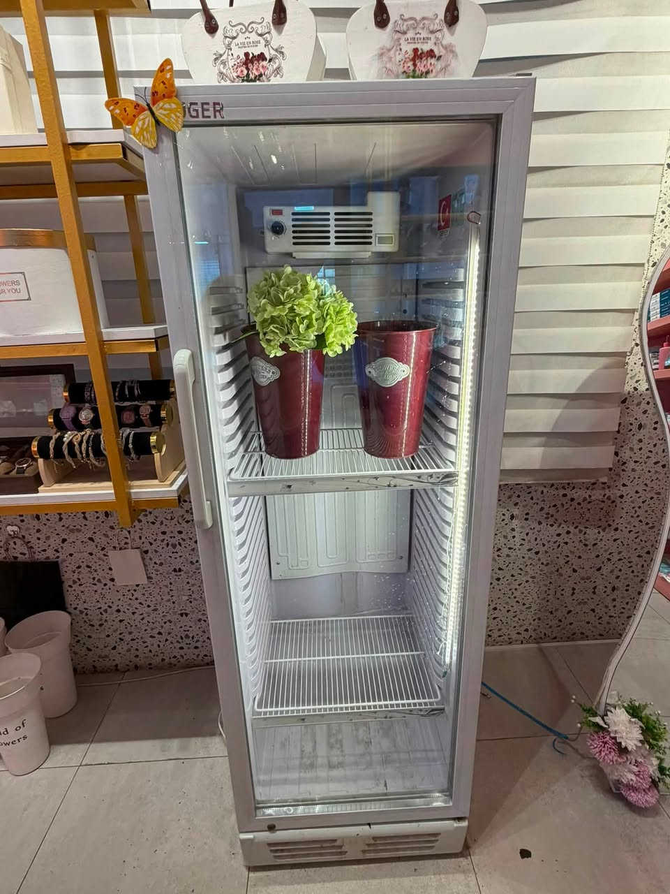 عارضة مال ورد نضيفة كلش سبب البيع اريد اخذ ام البابين سعره ٣٥٠ الف  مداخله تصليح ابد ولا مفتوح بيه شي للاستفسار *********** مكاني بالكرادة
