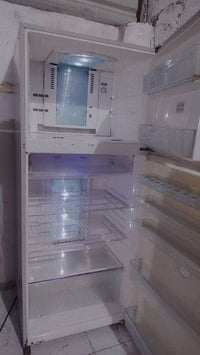 ثلاجه نضيفه كل عيب مابيهه حجم كبير السعر 250 وبي مجال بصيط بيع مستعجل ...