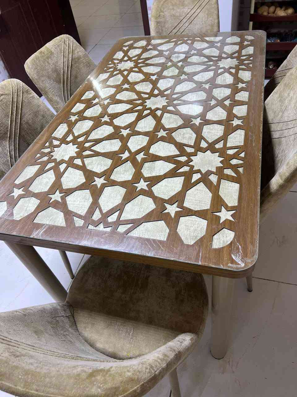 السلام عليكم

ميز طعام كبير ست كراسي 90 وبي مجال 

المكان مجمع تينه 
الاتصال ع  ***********
