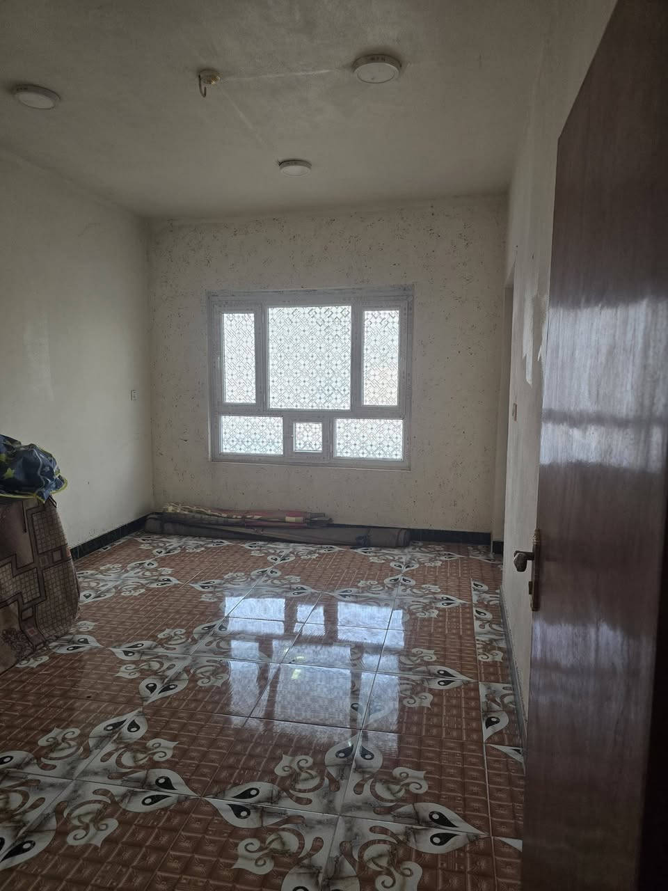 السلام عليكم
يوجد بيت طابو ملك صرف المساحه ٢٠٠ متر 
١٠ ×٢٠طابقين يتكون من ٥ غرف نوم ومطبخ واستقبال وهول الارضيه كاشي شغل مرتب الطابق الثاني سيراميك 
خدمات كاملة ماء كهرباء تبليط قريه الأسود المحموديه 
طريق خالص بعقوبه قريب على الشارع العام 
***********

