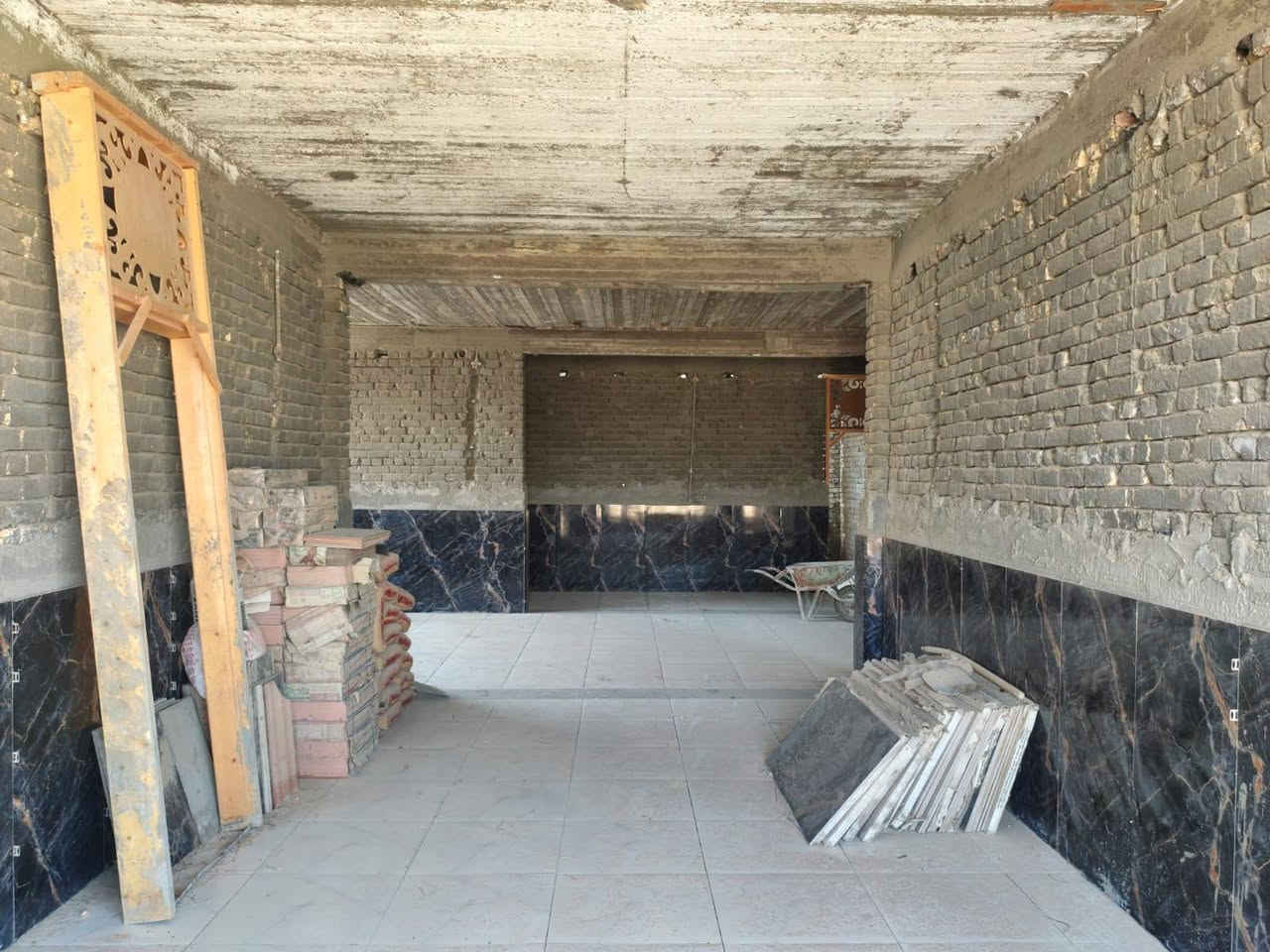 بيت طابو زراعي سند ٢٥
بناء حديث/بإشراف مهندس مدني 
مساحه ٥٠٠ متر
طابوقين 
البيت شبه كامل بناء
الواجهة ١٧ منر
النزال ٣٠ متر
الطابق الأول /٣ غرف 
5 ×6 لكل واحده
المطبخ 6×6
صاله 12 متر
الاستفبال 4 ×12
الارضيه بورسلاين درجه اولا والجدران لط اسمنت
الطابق الثاني/ غرفه واحده ٤×٦
صحيات داخليه وخارجيه 
عرض الشارع ٨ متر تبليط 
حي الحوراء ملاصق للطابو حي الحوارء ثاني بيت عن شارع 20حي الحوراء / متوفر كافه الخدمات ماء ومجاري
البيت نقصه شغلتين جص وبورك وكهرباء 
السعر ١٦٠ مليون وبيه مجال 
للاستفسار والاتصال على الرقم التالي 
***********
