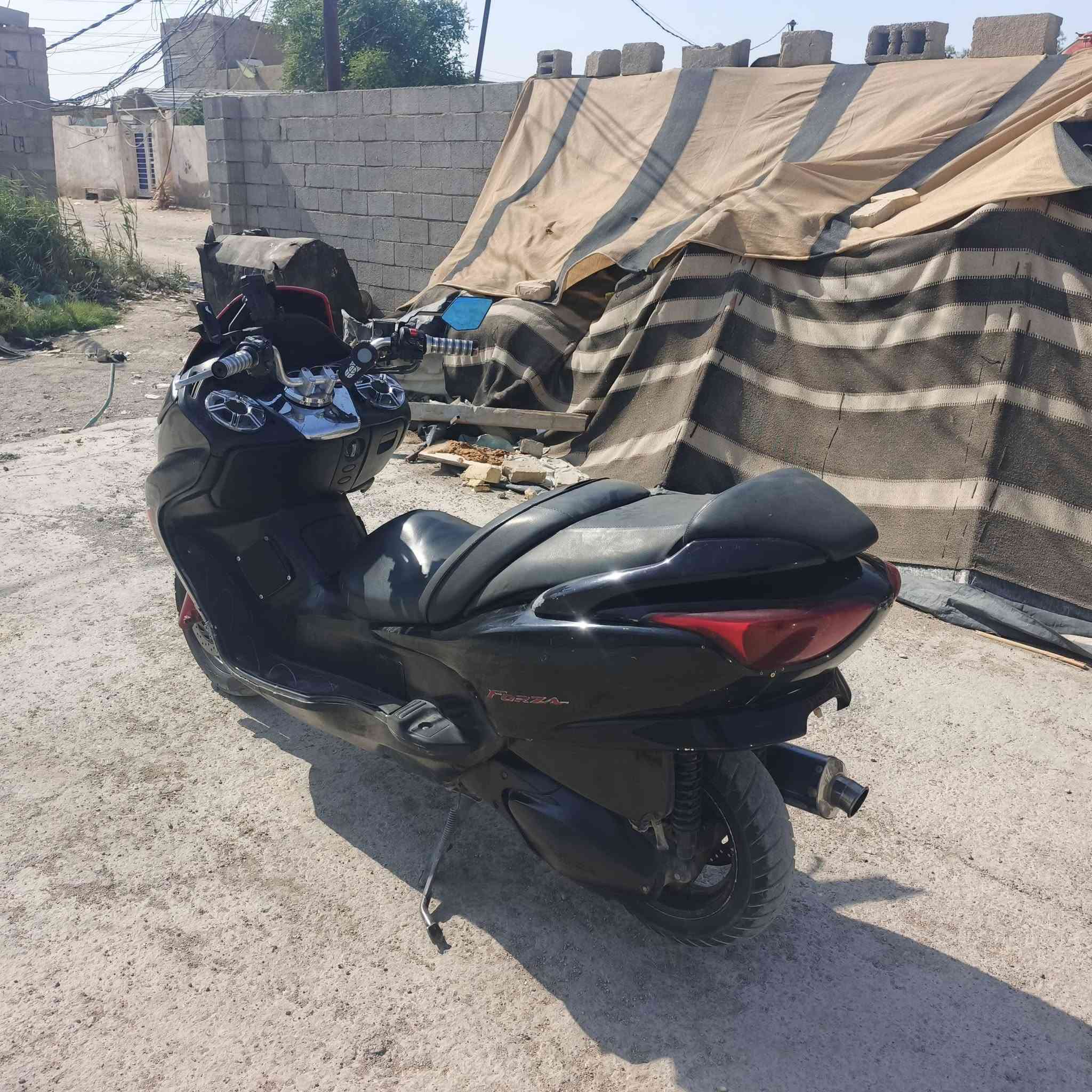 السلام عليكم فورزه 08للبيع خير من الله معدل ورزانه وشلعه معدل عل شارع 130مكينه مفتوحه كير ملغي دراجه جاهزه للخير لايت زنون المكان واسط الكوت السعر 750وبيه مجال قليل الستفسار ***********/***********
