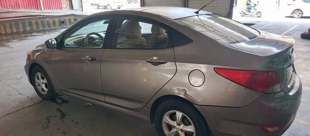 السلام عليكم 
هونداي اكسنت موديل 14خليجي 
 مكينه 1400
تبريد منضومه جديده 
السياره مكفوله من ضربه فقط طخات بصيطه
مكينه وكير خير من الله لاتبخير ولاالكير بي مشكله 
السياره 3قطع صبغ اثر جراد 
جاملغ صوب اليسره مبدل اثر دحجه 
السياره ابيعها حزام 
رقم قادسيه نكليزي بسمي
 لستفسار الاتصال ***********سيد حسين
