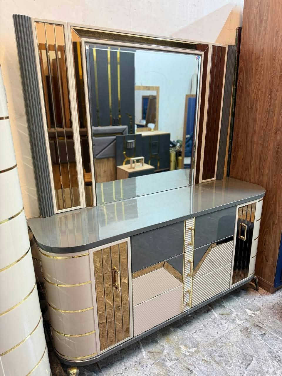 معرض سيد @نوار السيد
🔥 *غرفة مودرن مختلفة - تحفة فنية* 🔥

🛏️ *ماركة أصلية درجة أولى*

✨ المواصفات الملكية:
🔹 صبغ حراري أصلي لمعة تدوم
🔹 قماش ووتر بروف ضد البقع والسوائل 💧
🔹 نضافة 95% تجن كأنها جديدة
🔹 سرير مخزن عملي وكبير
🔹 شازلون مخزن 
🔹 تصميم راقي ومختلف كلياً - واجهة مرايا وخطوط ذهبية فخمة 😍

💰 *السعر مليون و 600 قفل* 💰

🚚 توصيل مجاني داخل بغداد
🔧 شد ونقل مجاني
للاستفسار والحجز خاص
