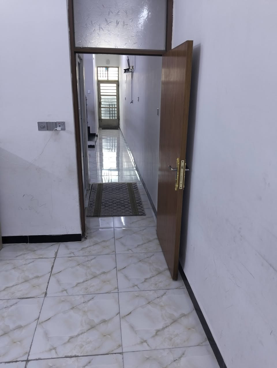 🏡 بيت للبيع – فرصة لا تعوض 🏡

بيت طابوك حديث البناء (2024)، جاهز للسكن مباشرة، موقع هادئ وممتاز وقريب من جميع الخدمات.

📍 الموقع: بغداد – حي البساتين / حي السلام – شارع أبو فلاح – قرب مولدة ياسر.

🔹 المساحة: 100 م²
🔹 طابق واحد
🔹 بناء شخصي بمواد ممتازة وليس بناء مقاول.
🔹 ارتفاع السقف 3.20 متر.
🔹 البيت مرتفع عن مستوى الشارع.
🔹 شارع سكني هادئ وجيران طيبين.
🔹 قريب من الأسواق، المدارس، والمواصلات.

البيت نظيف وجاهز للسكن،

📞 للاستفسار والمعاينة يرجى التواصل على الخاص أو الاتصال ***********
