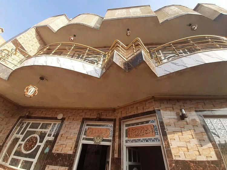 🏠 للبيع بيت سكني مميز
📐 المساحة: 150 متر
🏡 طابقين – البيت كامل مكمل
✨ الأرضيات: سيراميك بالكامل
🔹 الطابق الأول:
• غرفة
• صالة
• استقبال
• مطبخ
• مجموعة صحيات
🔹 الطابق الثاني:
• غرفة
• صالة
📄 السند: زراعي – سند 25
موقعه حي الامير الفرع المقابل لخان مندي ابو شاهر 
📍 يبعد عن الشارع: 80 متر
💯 البيت كامل ومكمل وجاهز للسكن.
📞 للاستفسار والتفاصيل والسعر: مراسلة خاص أو اتصال.
***********
