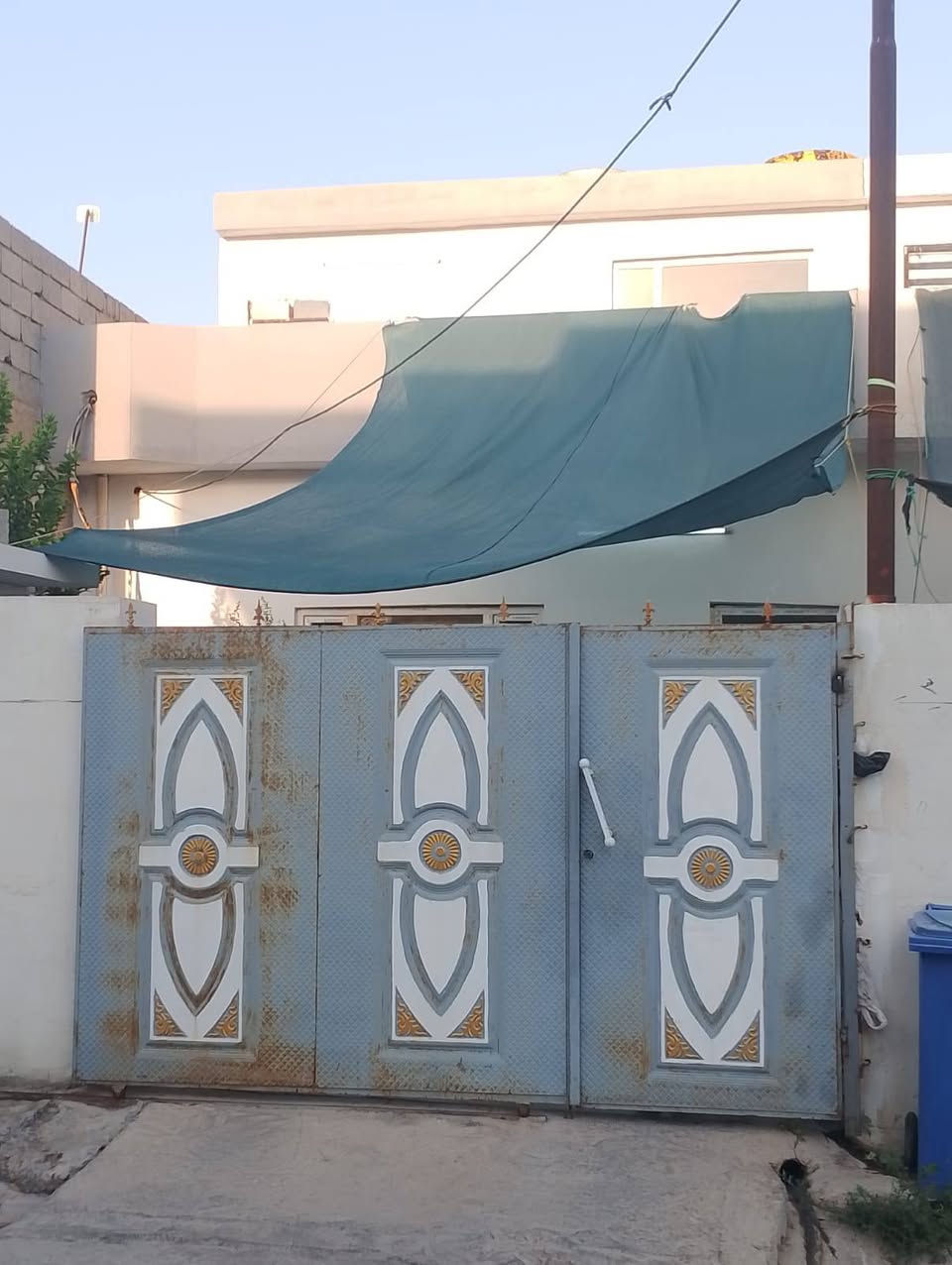 بيت للبيع مساحة 125 متر العنوان حي الشهداء الجديده  يتكون من
استقبال 6×4
  وصاله  6×4
غرفة نوم واحدة 4×4.     ومطبخ  .
 وحمام داخلي 
تواليت خارجي شرقي وغربي 
 وبيتونه 
وبي سطحين  امامي وخلفي .
سيراميك وسقف ثانوي فول 
والسعر 40 وبي مجال
للاتصال ***********
