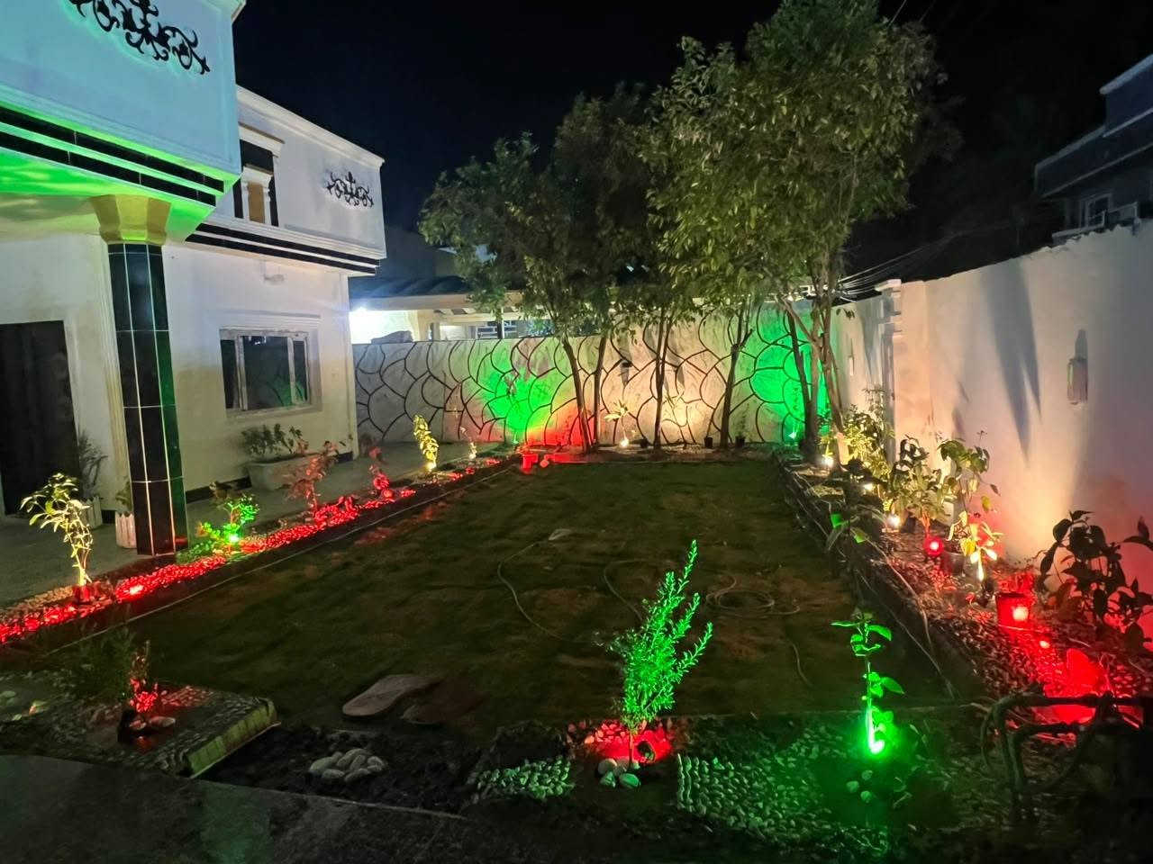 سلام عليكم يوجد بيت للبيع مساحه 300 متر يحتوي على 3غرف نوم وستقبال ومطبخ وحولي وصحيات طابو زراعي سند25 العنوان بغداد الراشديه قرب جامع عبد الكريم ابو غازي الاتصال على الرقم ***********
