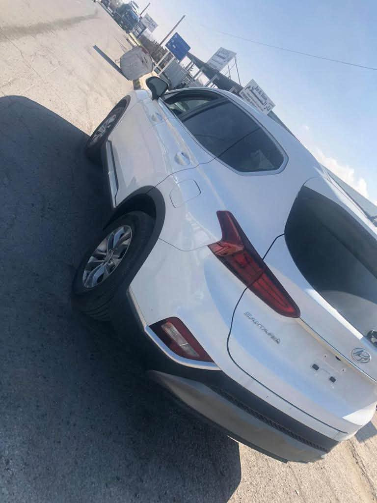 السلام عليكم عندي هونداي سنتافي للبيع موديل 19 امريكي 2400 تقرير غرق تعمل وتسير يعني السياره 1% مابيها غرف حادث بس دعاميه اماميه فقط
المواصفات نص فول
١-تحكمات ستيرن فول
٢- اضائه ترحيب عند الاقتراب
٣- سايد بريك بصمه
٤-اوتو هولد
٥-شاشه جبير بلاد
٦- رادار امامي وجانبي
٧- كاميرا خلفيه ١٨٠ 
٧-تخم تاير جديد مكفول كير ومكينه 
٩-تبريد قطعتين
١٠-سياقه ذاتيه
١١- مانع انزلاق
١٢-تحديد مسار
وبقيه المواصفات السياره المعروفه تحويل ثاني يوم رقم بابل انكليزي سنويه جديده 180 وبيها مجال ***********

