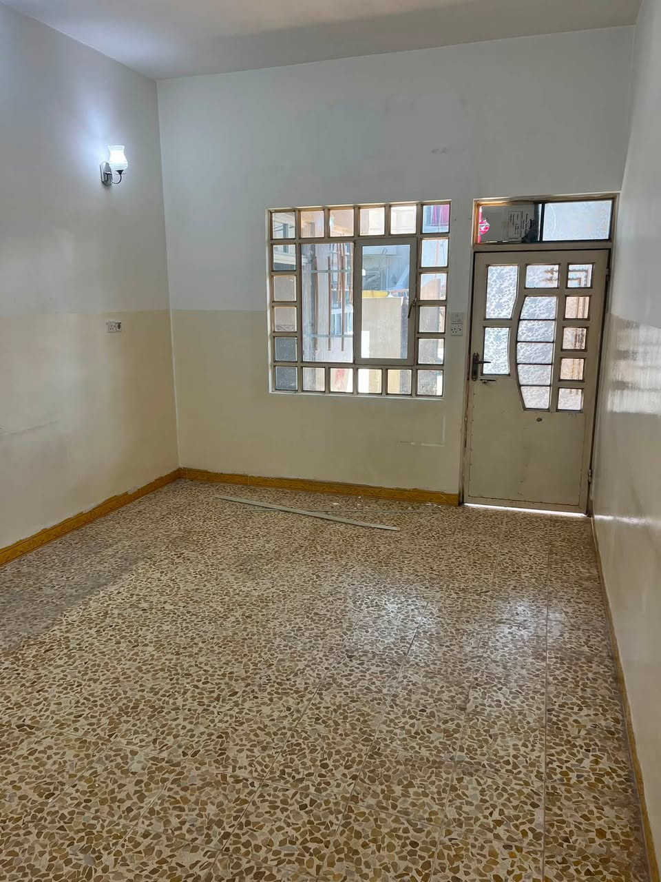 السلام عليكم 🫡 بيت 🏠 للإيجار في حي عدن غرفه هول صحيات واستقبال بيتونا سطح التواصل مع مكتب صفوان السنجاري في شقق الخظراء او على الارقام التالى *********** اسيا ***********

