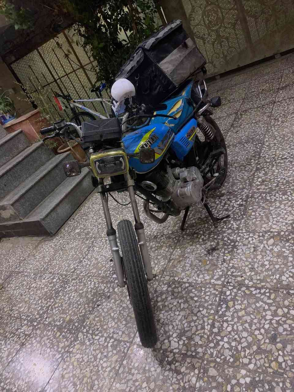 السلام عليكم شباب ايراني سولينك 24 محرك 150 للبيع نقص جاملغ وشخاطه مال سلف وبيها خيط مال تبخير اوراق كامله بس ينفتح الكمرك كمركها ورقمها طوافه شغاله دشبول نقصه واير رون و واير كيلو متر 
اشاير شغاله بك لايت شغال بريك امامي خلفي 
صينيه مال زنجيل شديتها جديده كوبلن مال تاير بولبرنات ياباني اصلي شديتلها غير ذني النقص مابيها سعرها 600 وبيها مجال بسيط مكاني بغداد كرخ 

هـ:***********
