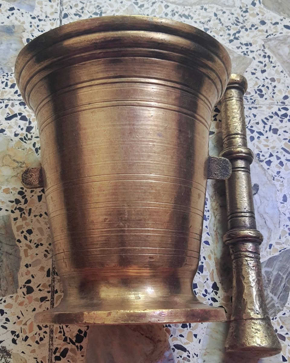 هاون انتيكه مخطط بغدادي ابو ذان الارتفاع ٢٢ ونص واليد ٣١ تواصل رقم الهاتف ***********ابو علي
