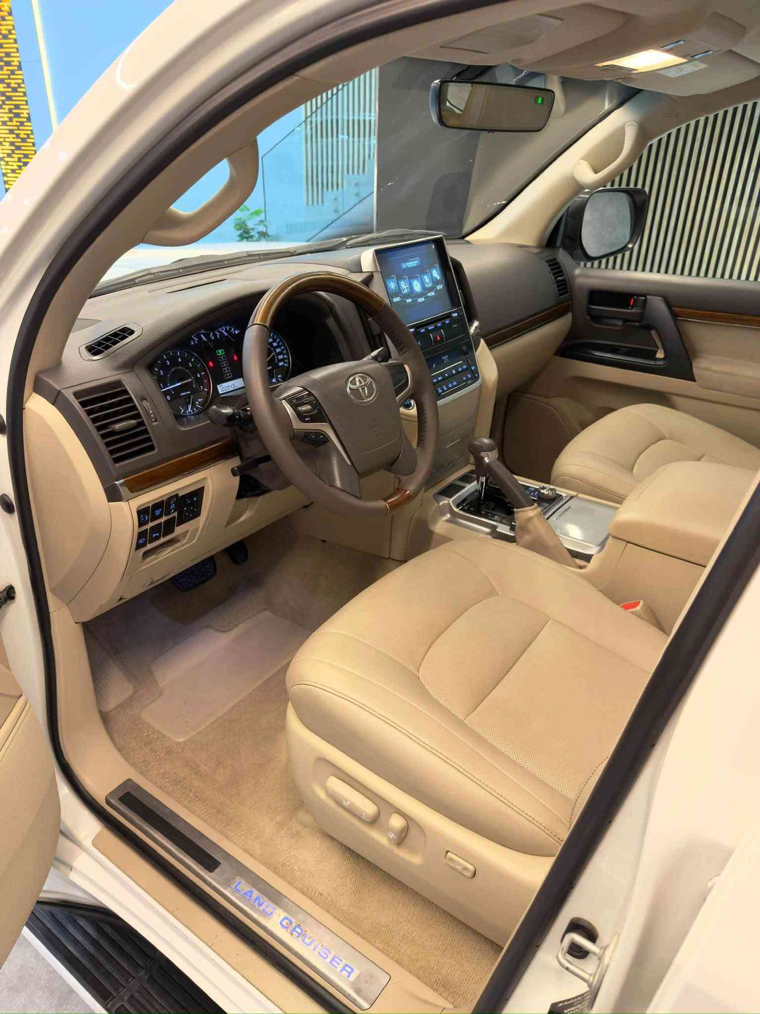 لاندكروزر V8 • ٢٠١٨ • ٩٨٠٠٠ كم