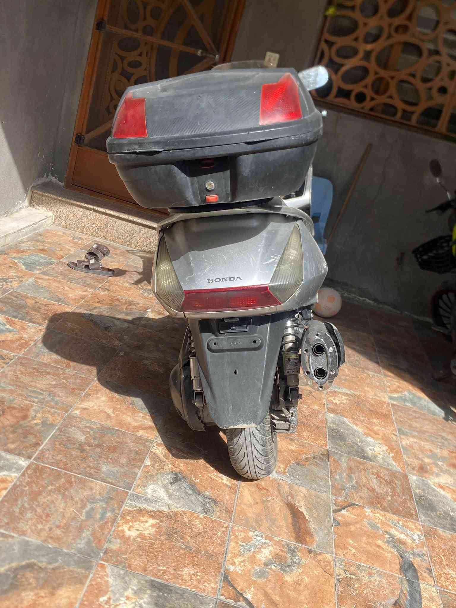 السلام عليكم سلفر ونج مكينه 400 دراجه مكينه بلاديه مكفوله ممفتوحه شرط نعومه وشلعه معدل تخبل ونكره بكل وقت كهربائيات كله كامله حته كلوب جنطه شغال قفل جنطه ستيرن دبلات بركيات كله كفاله يرادله بس ترتيب للكفرات مشخطات وتطبيك بس  وباقي كله كفاله رايدها بمليونين و١٠٠ وشراي بخدمته مكاني دوره ***********
