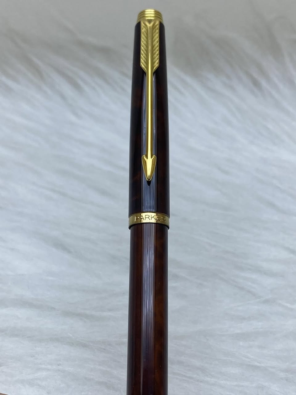 PARKER(75)
 قلم  باركر  ٧٥
جاف 
فرنسي المنشأ اصلي 
حجري 
نقشة مميزة 
جنكال + حلقات طلاء ذهب 
حجم الخط M
انتاج سنة الثمانينات 
جديد غير مستخدم  
مع العلبة و الكرنتي
للاستفسار المراسله على الواتساب او الاتصال بالرقم  *********** 
يوجد خدمة توصيل داخل بغداد و محافظات⁩ #بغداد #محافظات⁩
