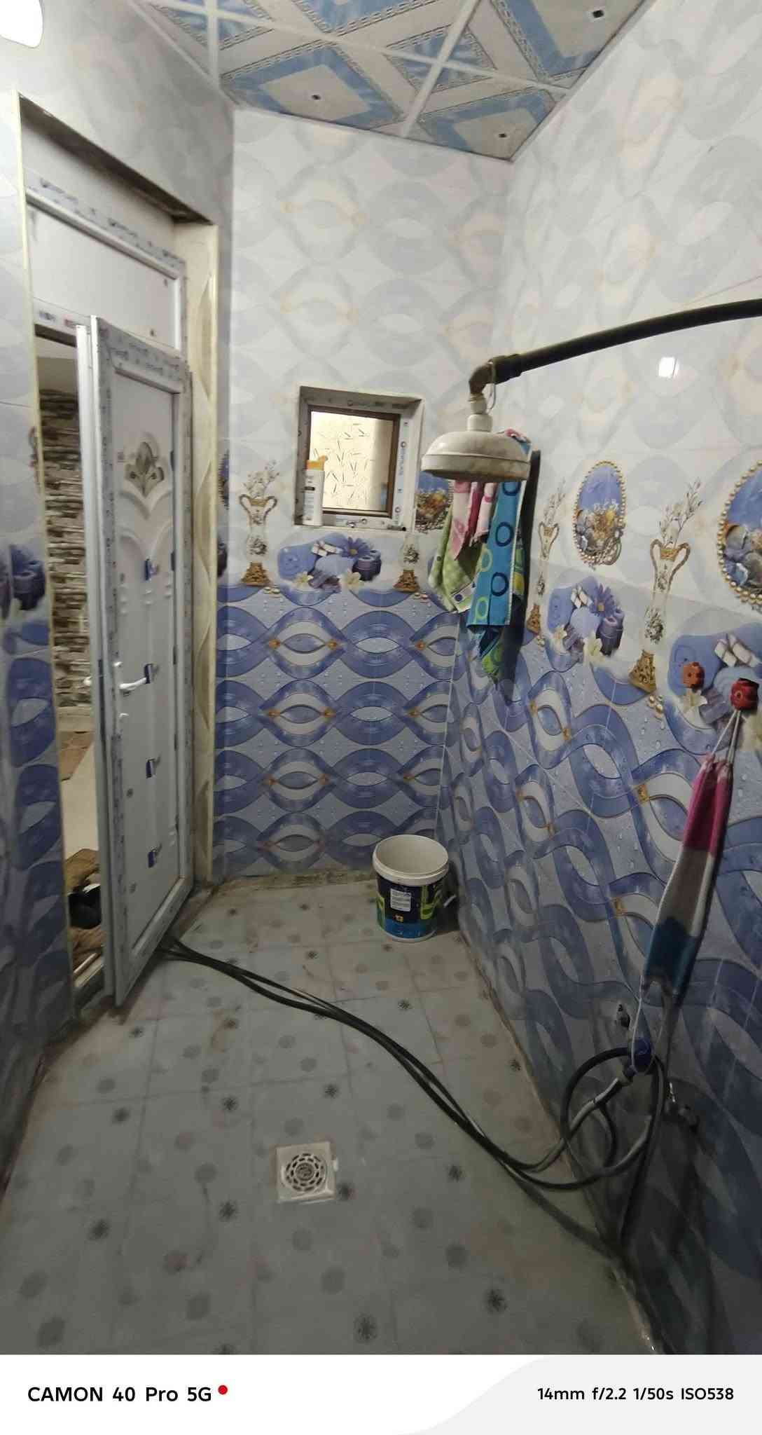 السلام عليكم ورحمة الله
دار طابو زراعي سند 25 
135 متر طابقين يحتوي على  غرفتين نوم وكيلدور ومطبخ واستقبال وصحيات خارجيه وداخليه بناء حديث بناء طابوق
مكانه حله نادر الثانية قريب جداً على الشارع الخدمي  للاستفسار خاص او اتصال ***********
