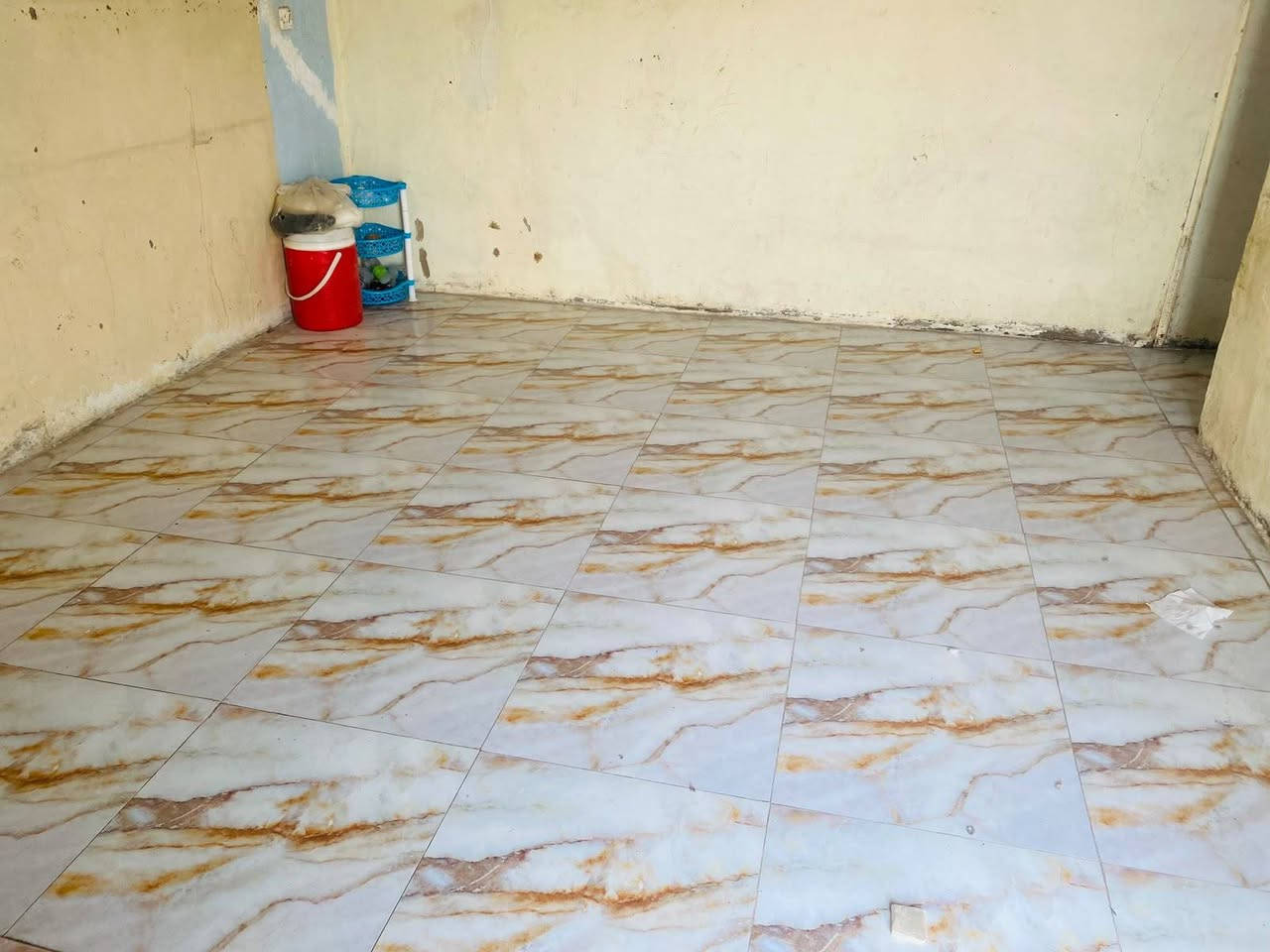 بيت للبيع بحي سكينة 
مساحة 240 م² 
يحتوي على غرفتين نوم وصالة واستقبال ومطبخ
السقف عگادة
بيت مرتب وجاهز للسكن 
مكتب دلالية أرض كوثى 
***********
