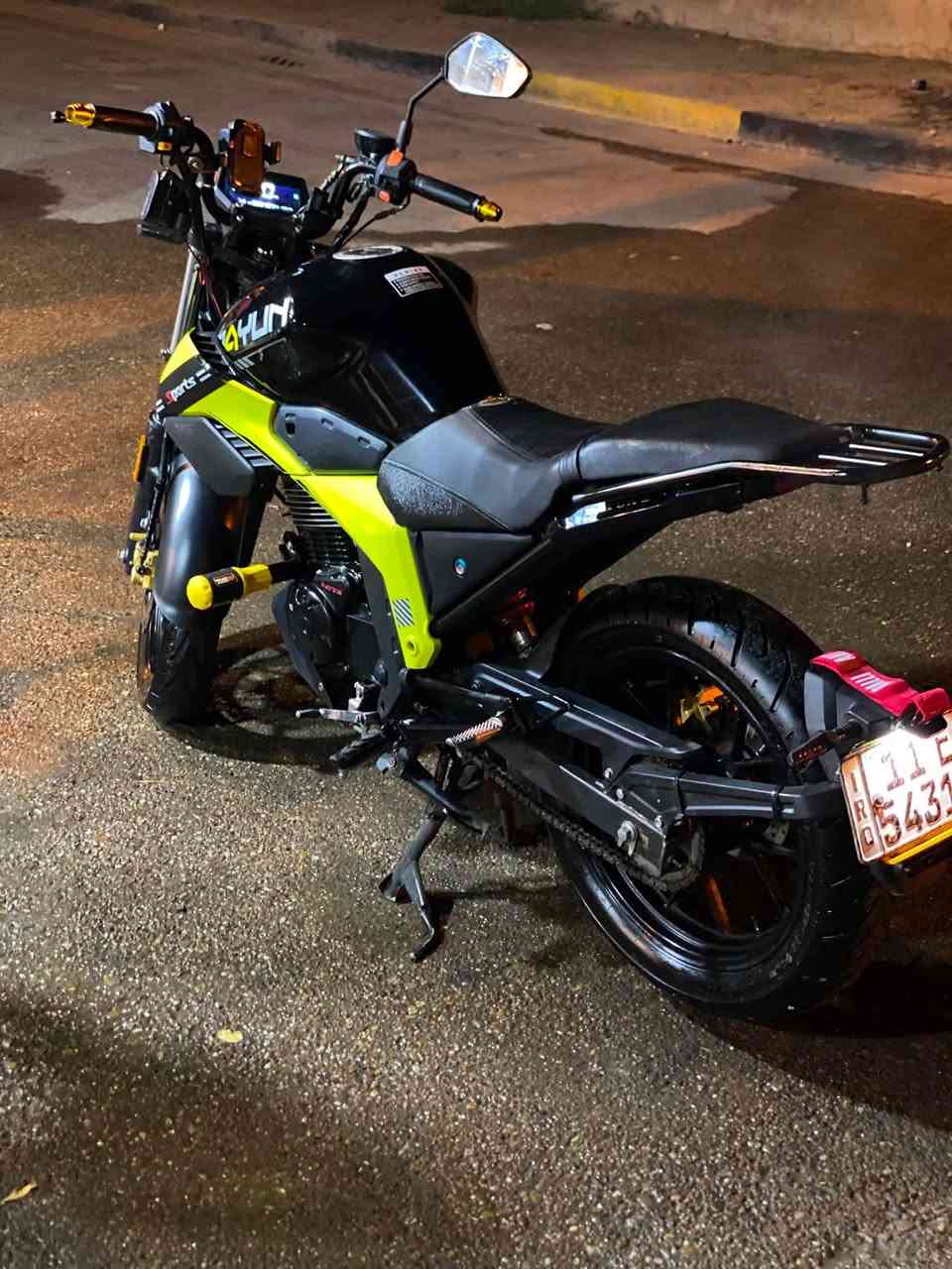 بسـم الله
دايوان ميـگا 2024 مكينه 200cc
- ماشية 26 الف

- ⚠️  رقم بغداد مميز مشروع وطـني يعني تحول وين ما يعجبك شرط تحويل ثاني يوم والدراجه بأسمي 

- الدراجه احلى من صور ومعتني بيها على اخر حباية 
———
التزويـدات ✅
- سلايدر ستيرن ذهبي
- سلايدر درع مكينه ذهبي
- حزام جاملغ خلفي
- دبل خلفي ياباني اصلي يعني انسى الطسه
- عنبار بريك رياضي اصلي

——-
مميزات الدراجه ✅
 
- تجي دبل خلفي واحد رياضي 
- تجي دسك امامي ودسك خلفي
- الدراجه كعدتها مريحه ومعروفه الNAKED BIKE
- الدراجه توها طالعه من ادامه كامله يعني بس ناقصها سايق

⚠️ للتنويه بلنسبه للبعض الي يكولون الدراجه مالها غراض ويكسرون بسعرها الدراجه غراضها موجوده عند دكتور دايوان وعلي چيز وهي نفسها غراضها مالدايوان لاتي فلتشيل هم الغراض

- السعر مليونين و750 الف وقابل للتفاوض 
 الجاد يتواصل وياي ع الواتساب .

الرقم ***********

اعذروني ع الاطاله ♥️
