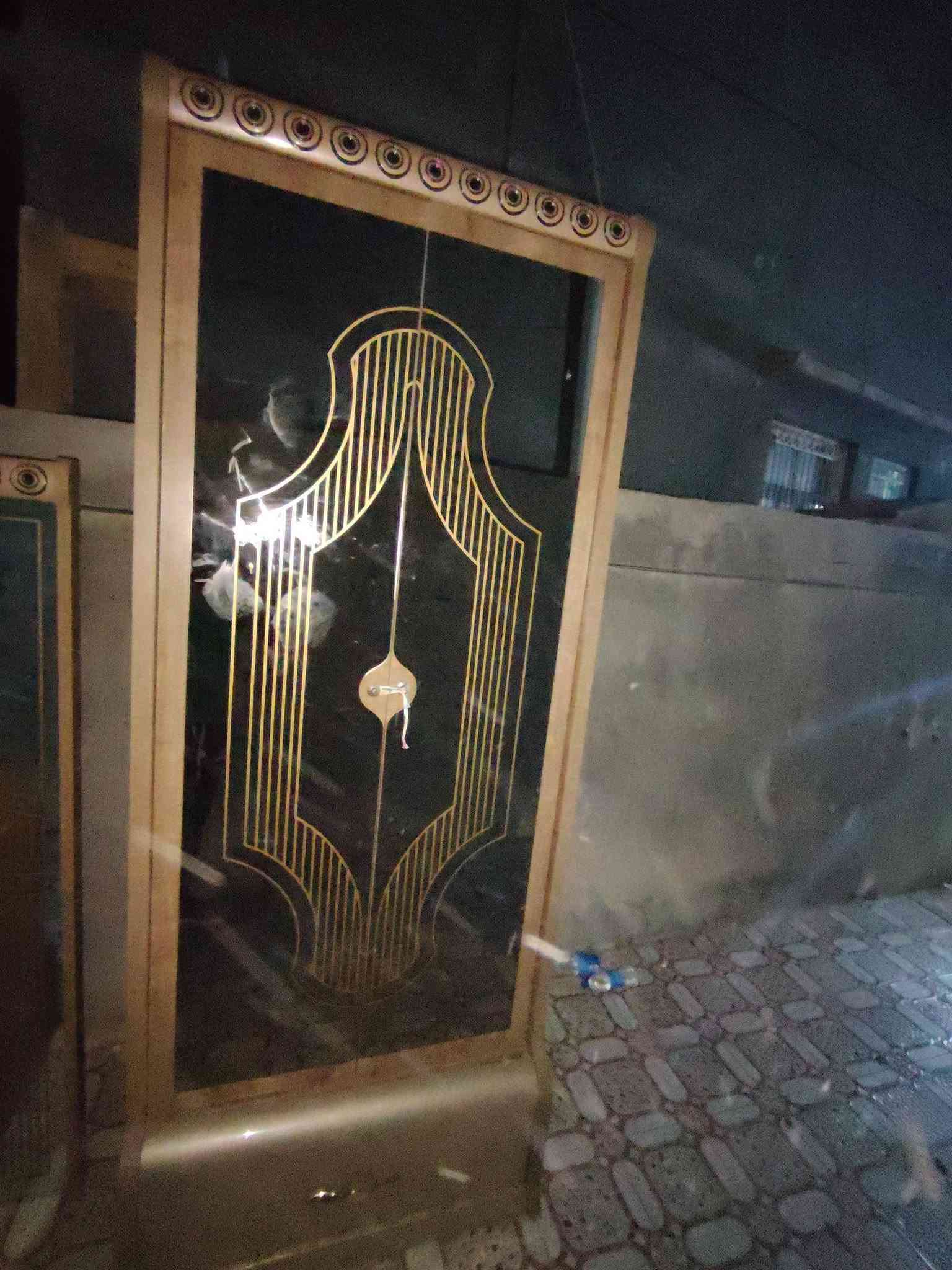 غرفه نوم للبيع تركي غرفه ضخمه كلش تقريبا لو 10قطع لو 12قطعه الله شاهد عليه ماخذه ب4750 سعره مليون وبيه مجال كلش قليل عوزه شويه ترتيب مكاني بل حمزه الغربي شراي يتصل او يتفضل خاص هذا رقمي ***********
