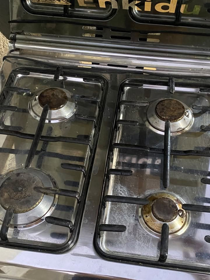 سبلت 2طن غاز ما بي ما عرف رايح غازه مستخدمه فقط ٤ تشهر وطباخ جديد ثنيناتهن اب ٣٥٠        ***********

