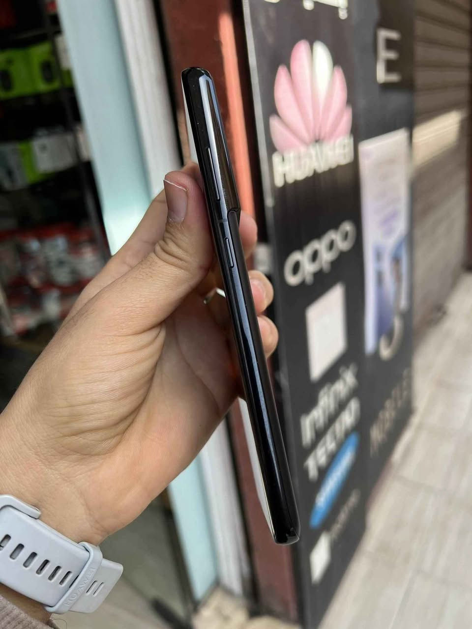 رخيص ومن سامسونج
الجهاز الاصلي من سامسونج توفر 
s20 الترا
 الشاشة: Dynamic AMOLED 2X بمقاس 6.9 بوصة، بدقة QHD+ ومعدل تحديث 120Hz.
المعالج: Exynos 990 (لنسخة الشرق الأوسط) أو Snapdragon 865 (لأمريكا).
الكاميرا الخلفية (رباعية): أساسية 108 ميجابكسل + تقريب 48 ميجابكسل (زوم حتى 100x) + زاوية عريضة 12 ميجابكسل + عمق TOF 3D (تصوير فيديو 8K).
الكاميرا الأمامية: 40 ميجابكسل.
الذاكرة والتخزين: رام 12 جيجابايت / مساحة 128 جيجابايت (مع دعم كارت ذاكرة خارجي).
البطارية: 5000 مللي أمبير وتدعم الشحن السريع قدرة 45 واط والشحن اللاسلكي. 
السعر 340 الف
بغداد زيونه ربيعي قرب مجمع البركه 
*********** بغداد, العراق

