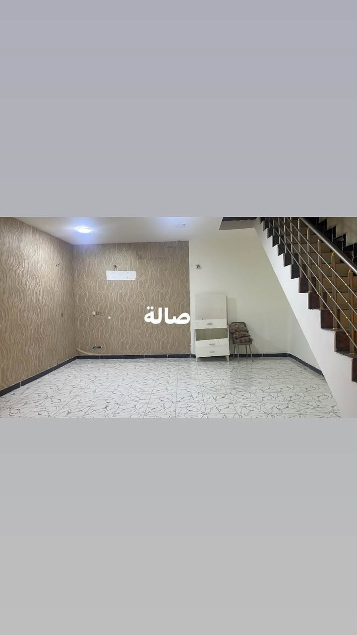 السلام عليكم 
بيت للإيجار ٢٠٠ متر طابق واحد 
الموقع الدورة زراعي ابو الطيارة خلف مستشفى الدورة الاهلي قريب عالشارع
استقبال
مطبخ مع كاونتر
صالة
غرفتين نوم
صحيات داخليه وخارجية 
الاتصال على الرقم ***********بي واتساب
