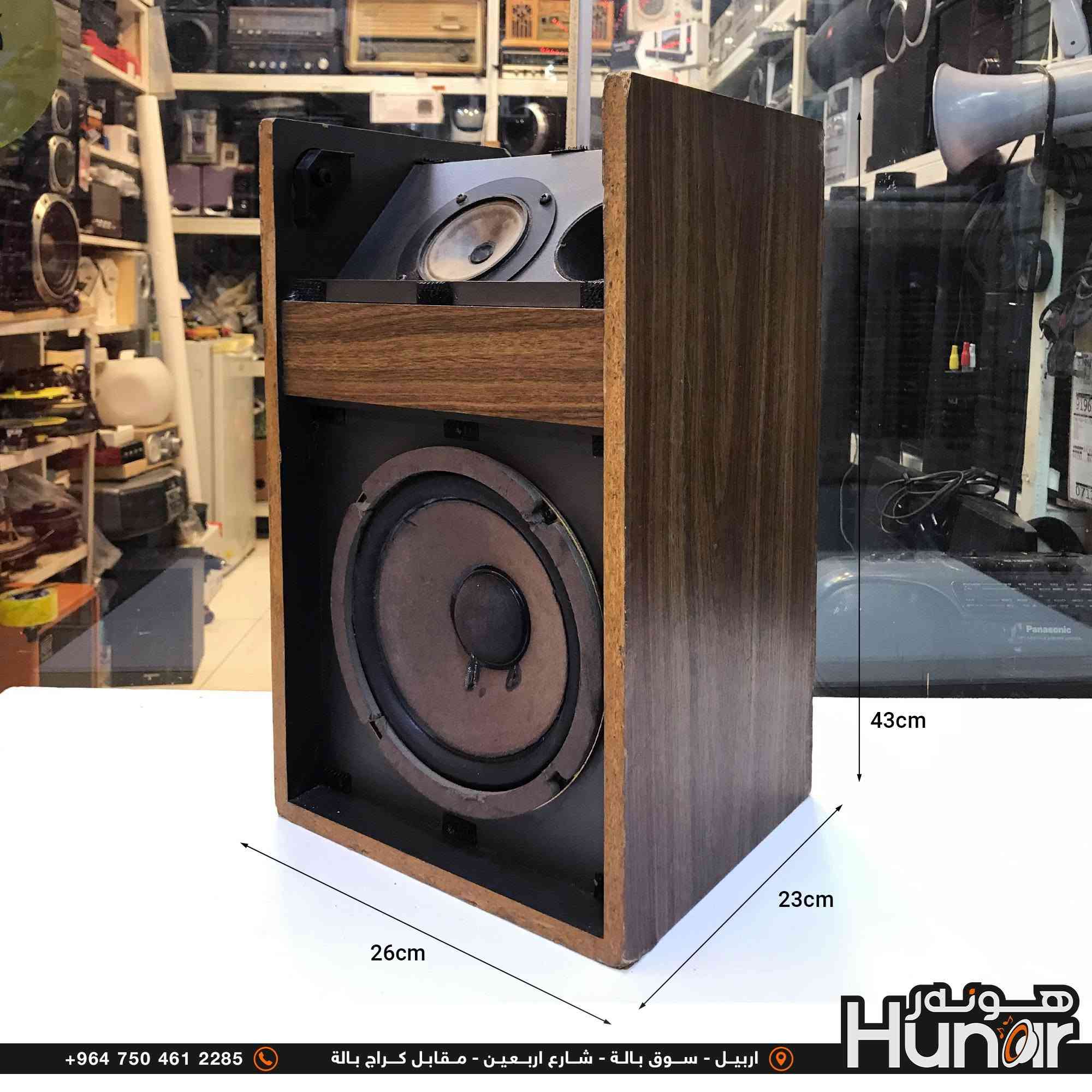 BOSE SPEAKER SYSTEM
تك السماعة من شركة بوز..القدرة والواطية (Wattage):

​سماعات Bose 301 الكلاسيكية (الجيل الأول) صُممت لتعمل مع مضخمات صوت (Amps/Receivers) بقدرة تتراوح عادةً بين 10 إلى 75 واط للكل قناة (RMS) عند مقاومة 8 أوم. 

إليك التفاصيل الكاملة لهذه السماعة بناءً على الملصق الموضح في الصورة الأخيرة والصورة السابقة:

​العلامة التجارية: Bose (بوز)

​الموديل: Bose 301 Series I (Direct/Reflecting Speaker)

​سنة الإنتاج/الحقوق: 1975, 1977

​بلد الصنع: الولايات المتحدة الأمريكية (MADE IN U.S.A)

​المقاومة (Impedance): 8 أوم (8 OHMS)

​الرقم التسلسلي (SER. NO.): 1049547

​الجهة: السماعة اليمنى (PART 2 - RIGHT)

​المادة الخارجية: فينيل بنقشة خشب الجوز 
هذه هي تفاصيل الحجم والأبعاد الموضحة في الصورة للسماعة: Walnut Grained Vinyl Venee

​الارتفاع: 43 سم

​العرض: 26 سم

​العمق: 23 سم

​تتميز هذه السماعة بالتصميم الكلاسيكي الخشبي وتضم محركين (مكبر للصوت في الأسفل مع سماعة ترددات عالية/متوسطة موجهة بزاوية في الأعلى).  

( کوردی • عربي )

🟢توصيل موجود الي جميع المحافضات
🟡گەياندن هەیە بۆ هەموو شوێنێک

🟠مــعـرض هــونـەر
🔸للـصوتــیات(امبلیفایر• سماعة• رادیو• انتیك• مایكروفون)
🔸عــنـوان• اربیل سوق بالة • شارع اربعین
🔸مـوبایـل• ***********
                   ***********

🔵پـێـشانـگای هــونـەر
🔹بۆ ئامێری دەنگی و کارەبایی(ئیمپلیفایر• سەماعە• ڕادیۆ• مایکرۆفۆن)
🔹ناونیـشان• هەولیر • بازاری لەنگەی ٤۰م
🔹مـــۆبـایـل• 
***********
***********

•••••••••••••••••••••••••••••••••••••••••••••••••••
#iraq #kurdistan #duhok #zaxo #hawler #karbala #slemani #erbil #baghdad #kurd #kurdish #akre  #karkuk #kuwait #najaf
#amplifier #audio #subwoofer #sound #music #audiophile #bass #stereo #amplifiers #speaker #soundsystem #speakers
#اربيل #العراق #بغداد

نص مكتوب في الصور:
- 43cm 23cm 26cm +964 750 461 2285 اربيل - سوق بالة - شارع اربعين - مقابل كراج بالة Hunar
- +964 750 461 2285 اربيل - سوق بالة - شارع اربعين - مقابل كراج بالة هو نار Hunar
- +964 750 461 2285 اربيل - سوق بالة - شارع اربعين - مقابل كراج بالة Hunor
- +964 750 461 2285 اربيل - سوق بالة - شارع اربعين - مقابل كراج بالة Húnot
- +964 750 461 2285 اربيل - سوق بالة - شارع اربعين - مقابل كراج بالة Hunar هونه ر
- +964 750 461 2285 اربيل - سوق بالة - شارع اربعين - مقابل كراج بالة هوينر Hunar
- هونر Hunar +964 750 461 2285 اربيل - سوق بالة - شارع اربعين - مقابل كراج بالة