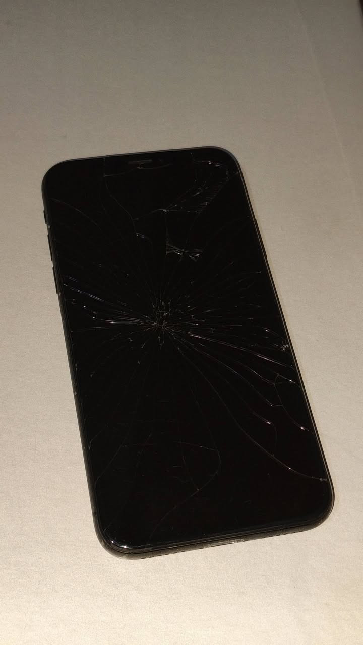 Iphone x 
لون رصاصي غامق 
ذاكره 256 
بطاريه 77
مفتوح ايكلود + شاشه مفطوره نفس ما ب الصوره
+ سماعه الخارجيه عاطله 
يفيد كجهاز ثانوي للخزن 
كامرته نضيفه وكلش حلوه 
الجهاز كلشي ممبدل بي 
ممستخدم متروك 
تواصل ***********
