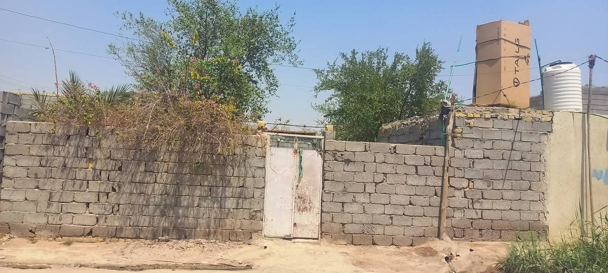 السلام عليكم بيت للبيع المساحة 200 العنوان ذي قار الرفاعي مقابيل بانزين خانة سمة الفرات السعر على رقم الهاتف ***********
