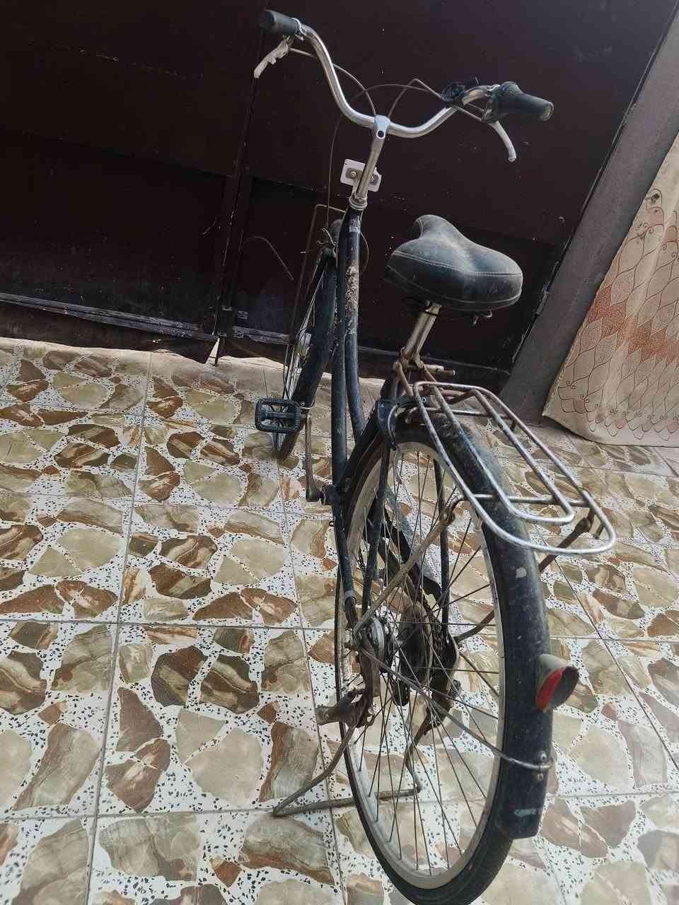 السلام عليكم بايسكل للبيع السعر 115 وبي مجال صارله سنه متروك تايرات جدد وجوابه جدد نازلات من وره الشمس بي داينمو وتبديل 3 نمر التصال ***********
