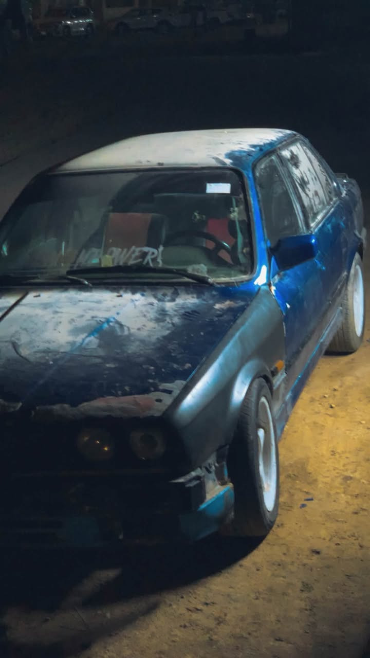 مكلف بل نشر رقم راعيه ***********
سلام عليكم BMW ,E30
زعره للبيع موديل 90 سياره كامله غرفه جديده حداديه جديده كارتون كلشي جديد مكينه دبل فانوس مسكر 25  نقصها طابوكه يعني كايمه  بس سعر 23عليهة غرامه تنزل من سعرها رقم بغداد
