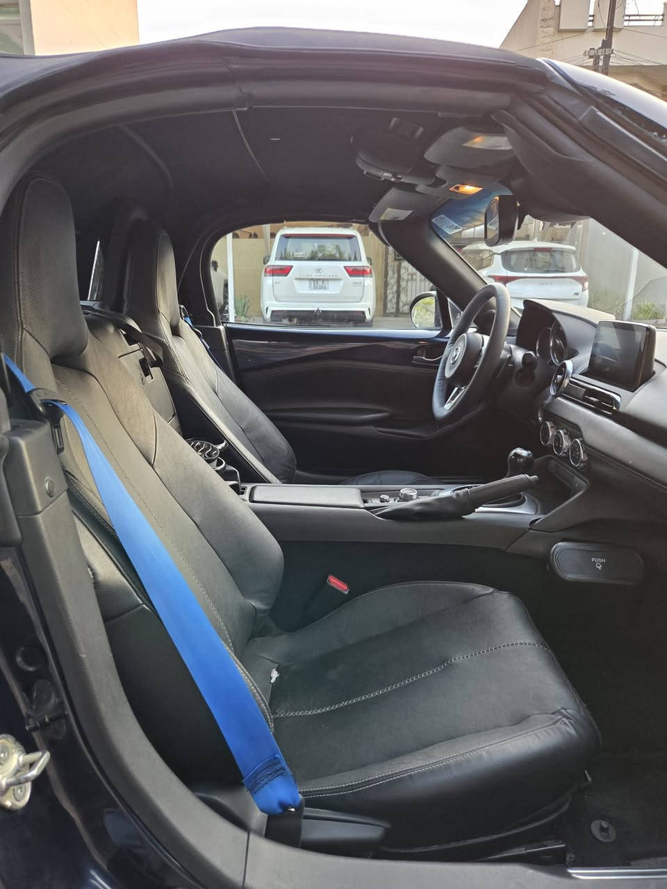 مازدة Mazda MX-5 للبيع
موديل 2021 وارد امريكي
ماشية 41 الف ميل 
كراسي سود جلد تدفئة
شاشة ابل كار بلي و اندرويد اوتو
كاميرا خلفية
رادار مانع اصطدام
تحذير نقطة عمياء بالمراية
تحذير مغادرة الخط
محرك 2000 تنفس طبيعي 181 حصان
كير اوتوماتك ٦ سرعات
 السيارة وزنها 1075kg خفيفة و دفع خلفي اكسل
بيها 3 قطع صبغ حادث خفيف ( جاملغ جهة عكس سايق و شوية بنيد وجاملغ خلفي ) صور الحادث مرفقة
بيها ايرباك ستيرن
السيارة كاملة بدون اي نقص 
رقم بغداد تحويل مباشر 
السعر 138 ورقة
*********** 
***********
