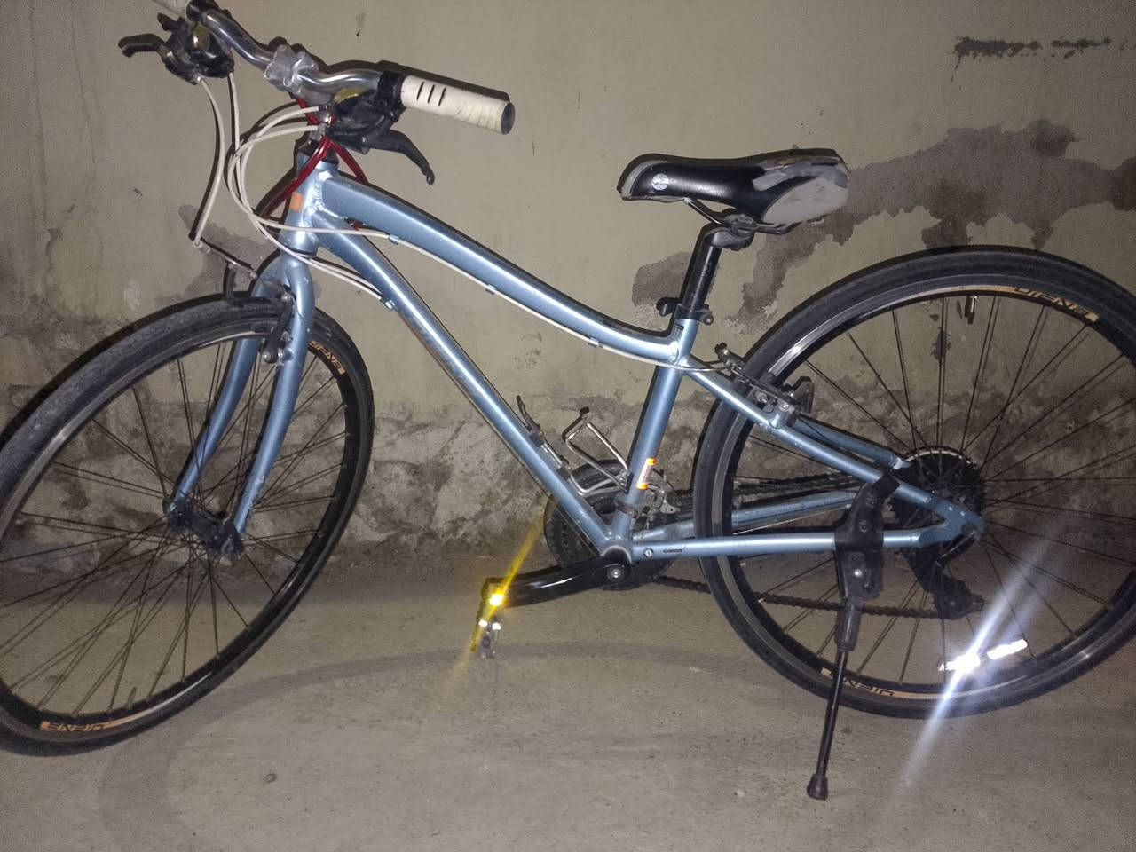 بايسكل C700
مواصفات 
حجم 28
7سرعات 
بريك امامي خلفي
لشة المنيوم
وزن خفيف جدا
تاريات حجم 700c
مناسب جدا لقطع مسافات طويلة بسبب سرعته وخفته
وصعود بعض المرتفعات 
للتواصل *********** واتساب

