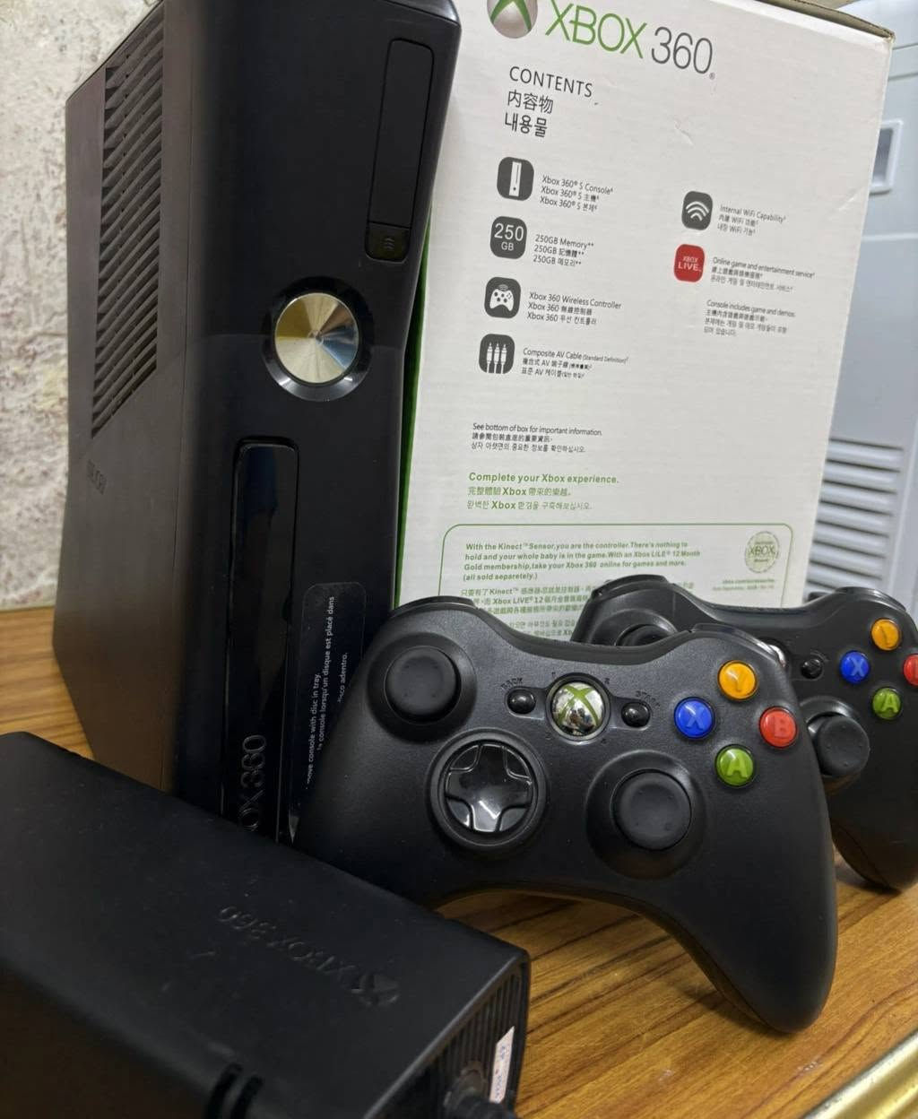 سلام عليكم  مكلف بالنشر
Xbox 360 اخو جديد شرط شخط ماابي حته لزككات مال شركه بعددهن ويا ٧٥ قرص كلهن شغالات+داخل هارد. ٥٠ لعبه
سعر ١٤٠ وبي مجال
