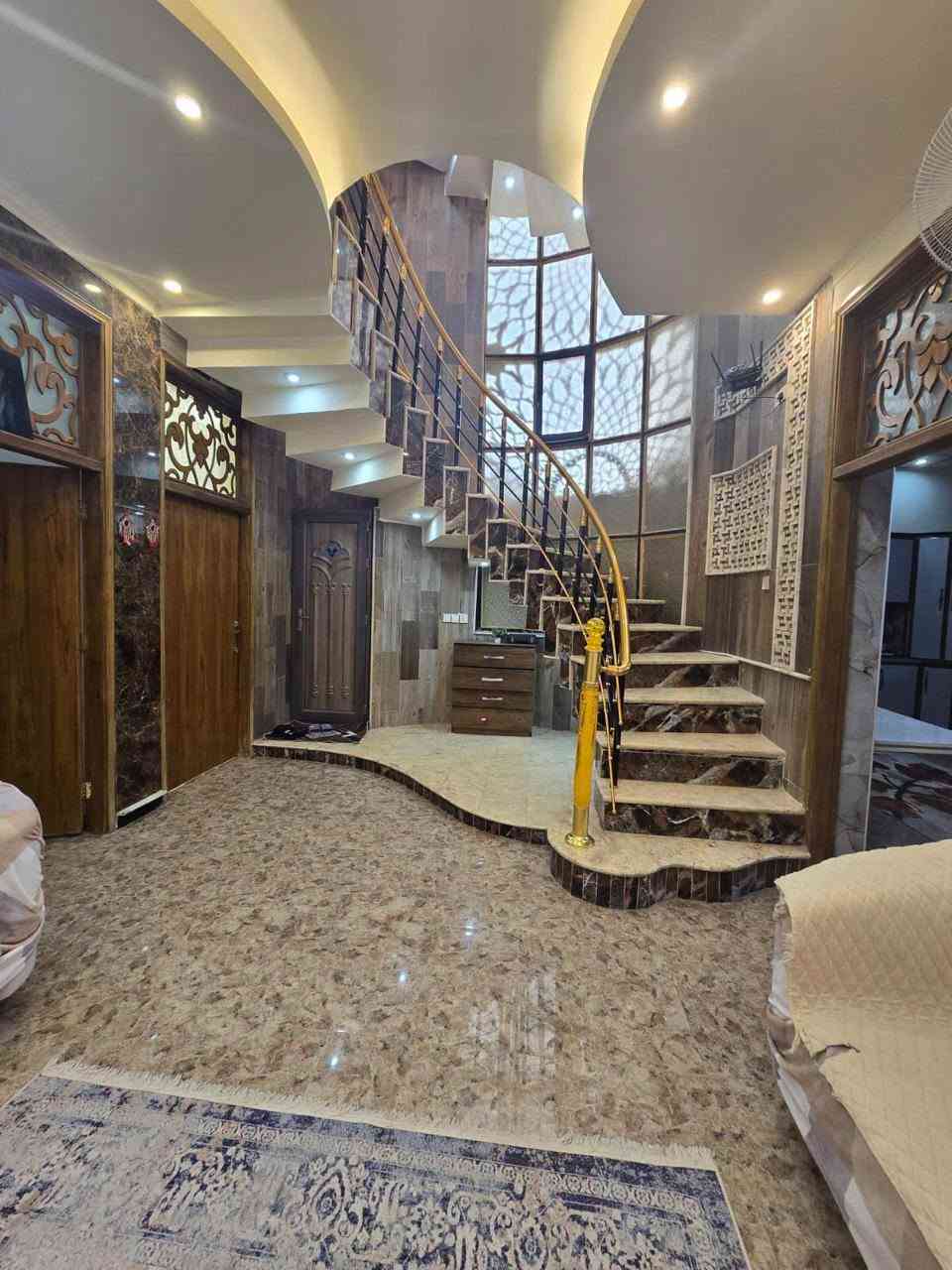 على بركة الله بيت للبيع بناء حديث (vib)
🧡حي الشرطه شارع عشرين موقع تجاري وسكني ممتاز .
💛موقع البيت ركن على شارعين .
❤️المساحه ٢٠٠ متر مربع .
💙الواجهه  ١٠ م  والطول ٢٠ م.
💜البيت مطلوب اسكان ٣٤ مليون .
🩵تفاصيل البيت موضحه بلصورة والفيديو .
🤎عدد الغرف ٥ الطابق الاول ٢ والثاني ٣.

للاستفسار اتصل على الرقم ((***********))
((يوجد واتساب ))
