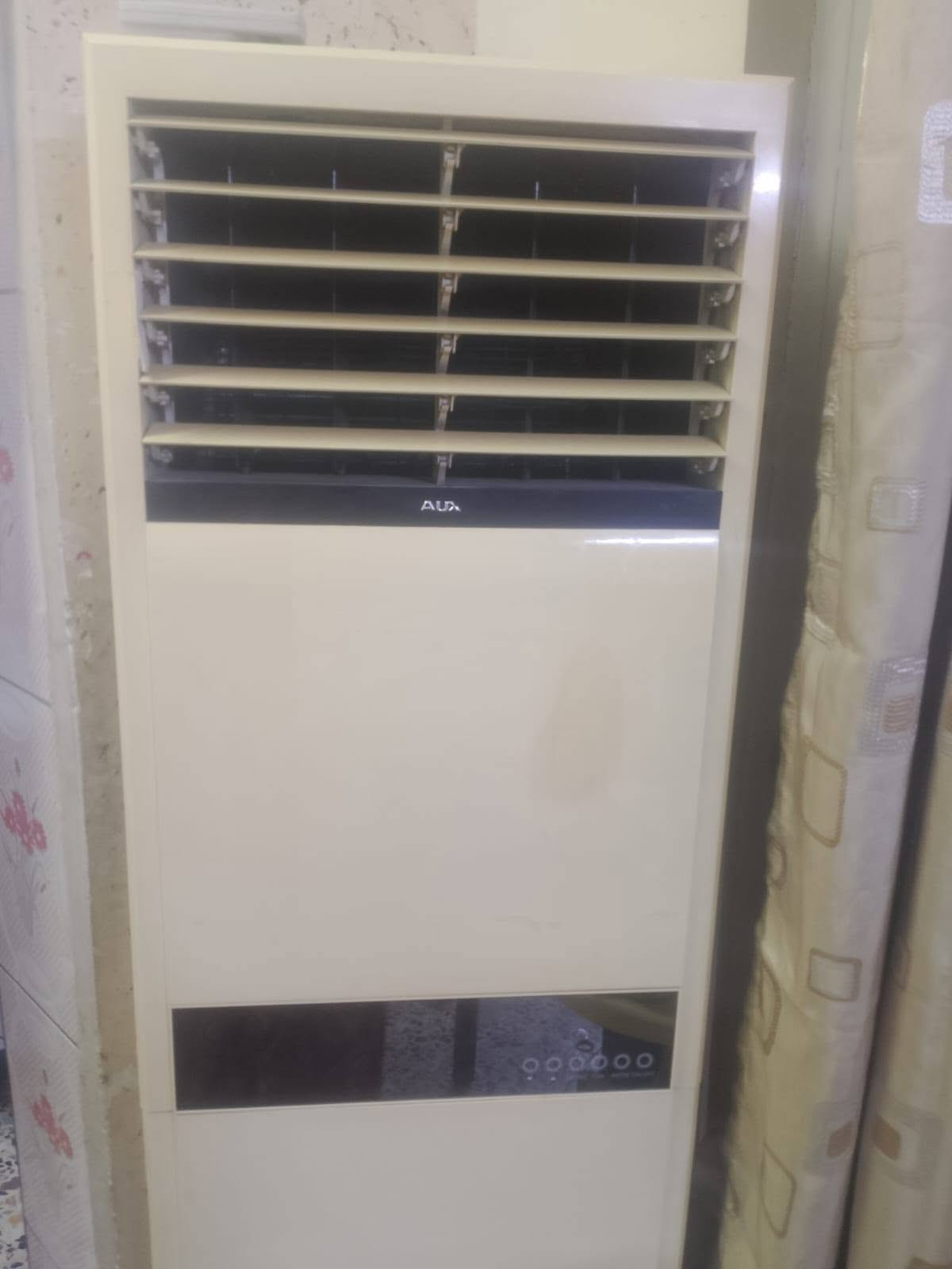 السلام عليكم، سبلت AUX للبيع طن ونص نضيف جدا شغال السعر 200 الف وبي مجال. رقم ***********

نص مكتوب في الصور:
- HONOR X9c
